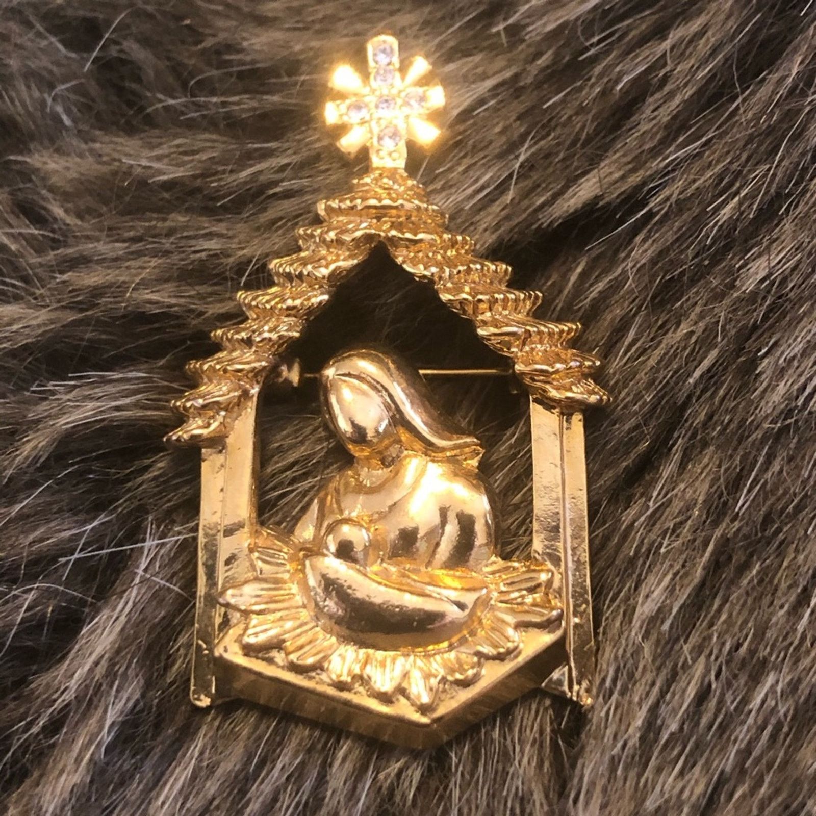 Vintage Vintage Mary with baby Jesus gold tone brooch pin Size ONE SIZE - 1 Thumbnail