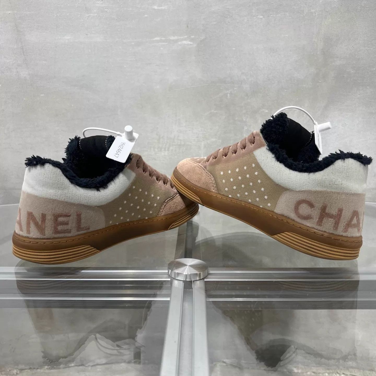 Chanel Chanel khaki suede sneakers EU 36.5 Size US 6 / IT 36 - 5 Thumbnail