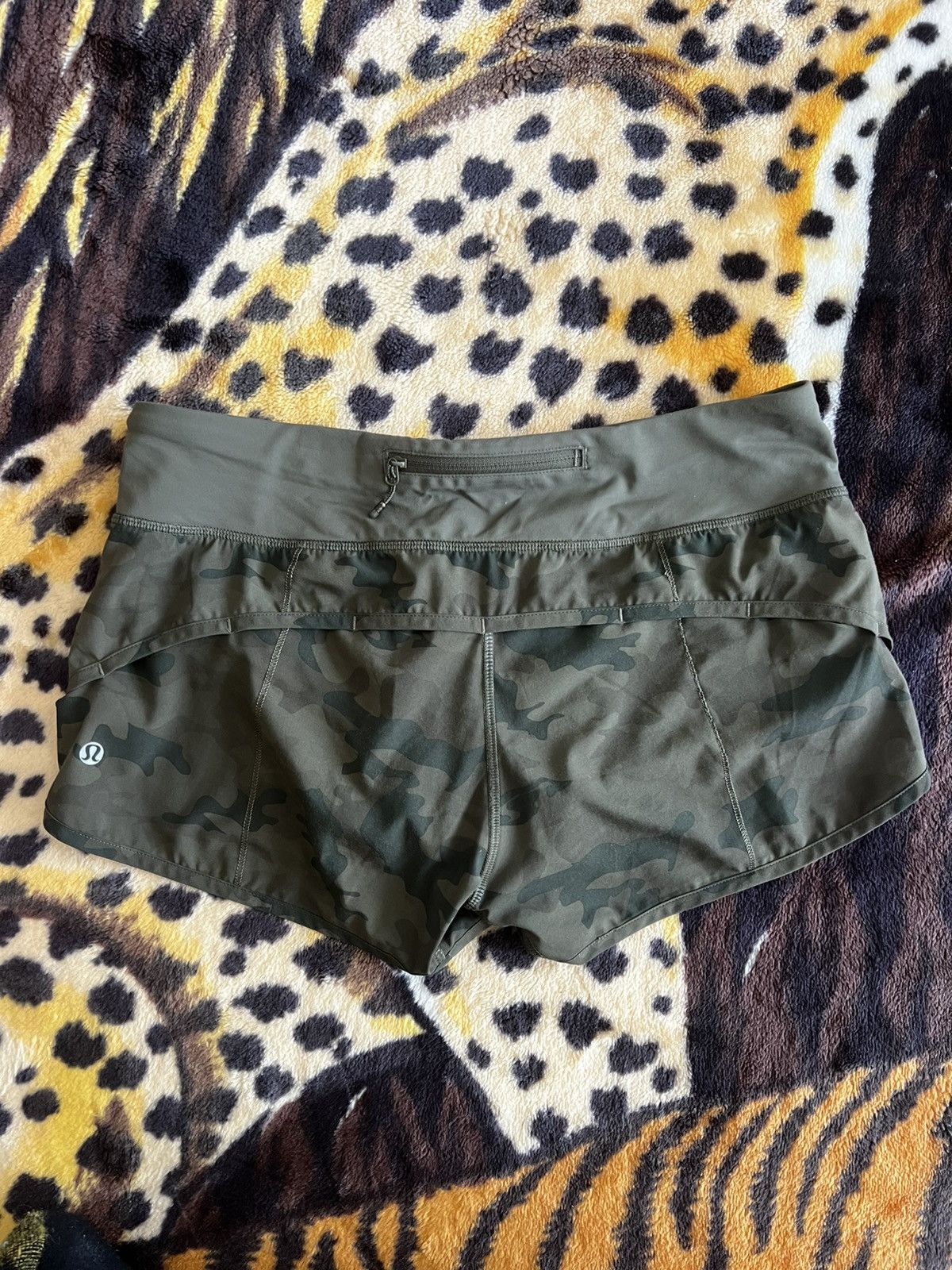 Lululemon Lululemon Activewear Camo Women’s Shorts Size 28" / US 6 / IT 42 - 1 Thumbnail