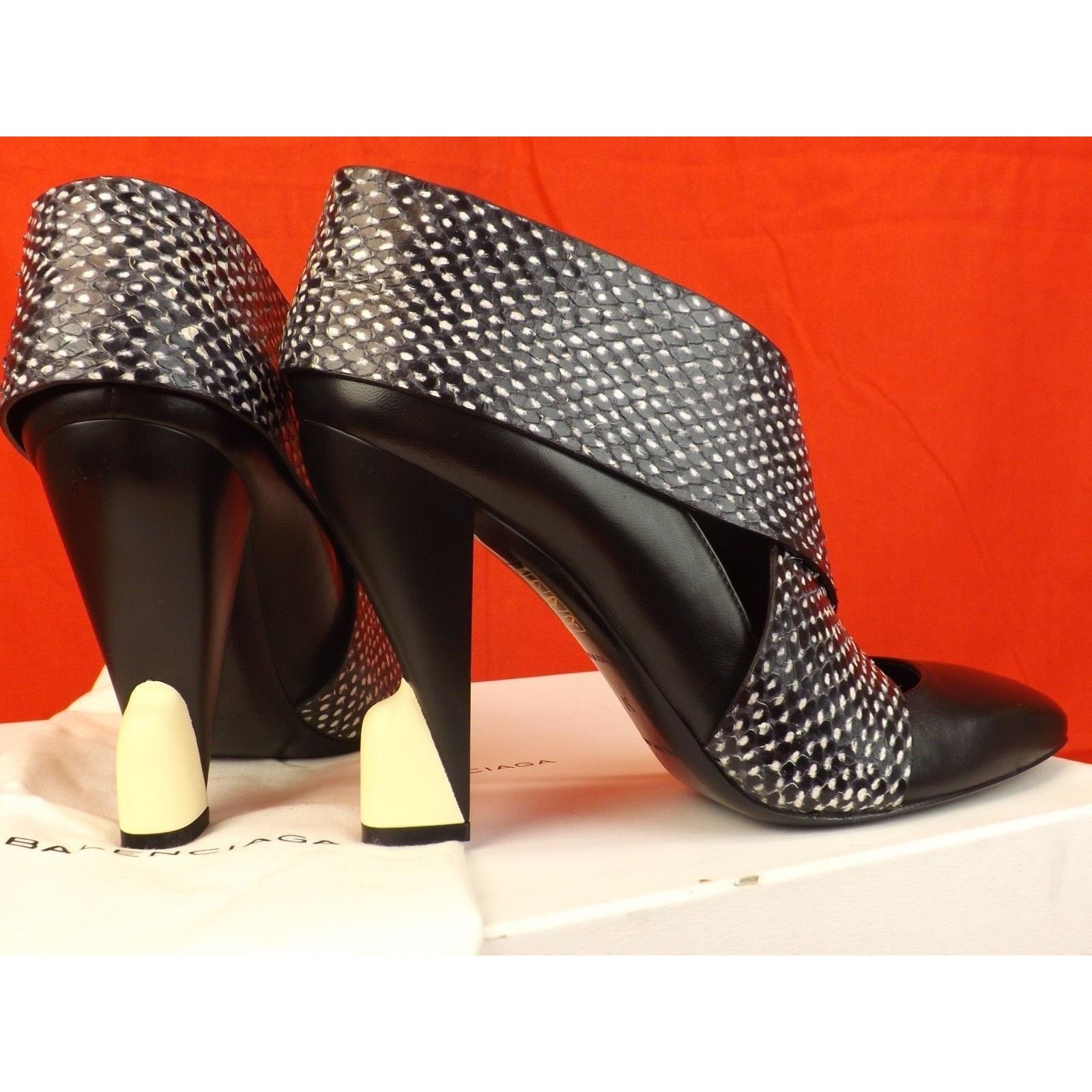 Balenciaga BALENCIAGA BLACK SNAKE PRINT LEATHER SCULPTUR HEEL PUMPS 36 Size US 6 / IT 36 - 3 Thumbnail