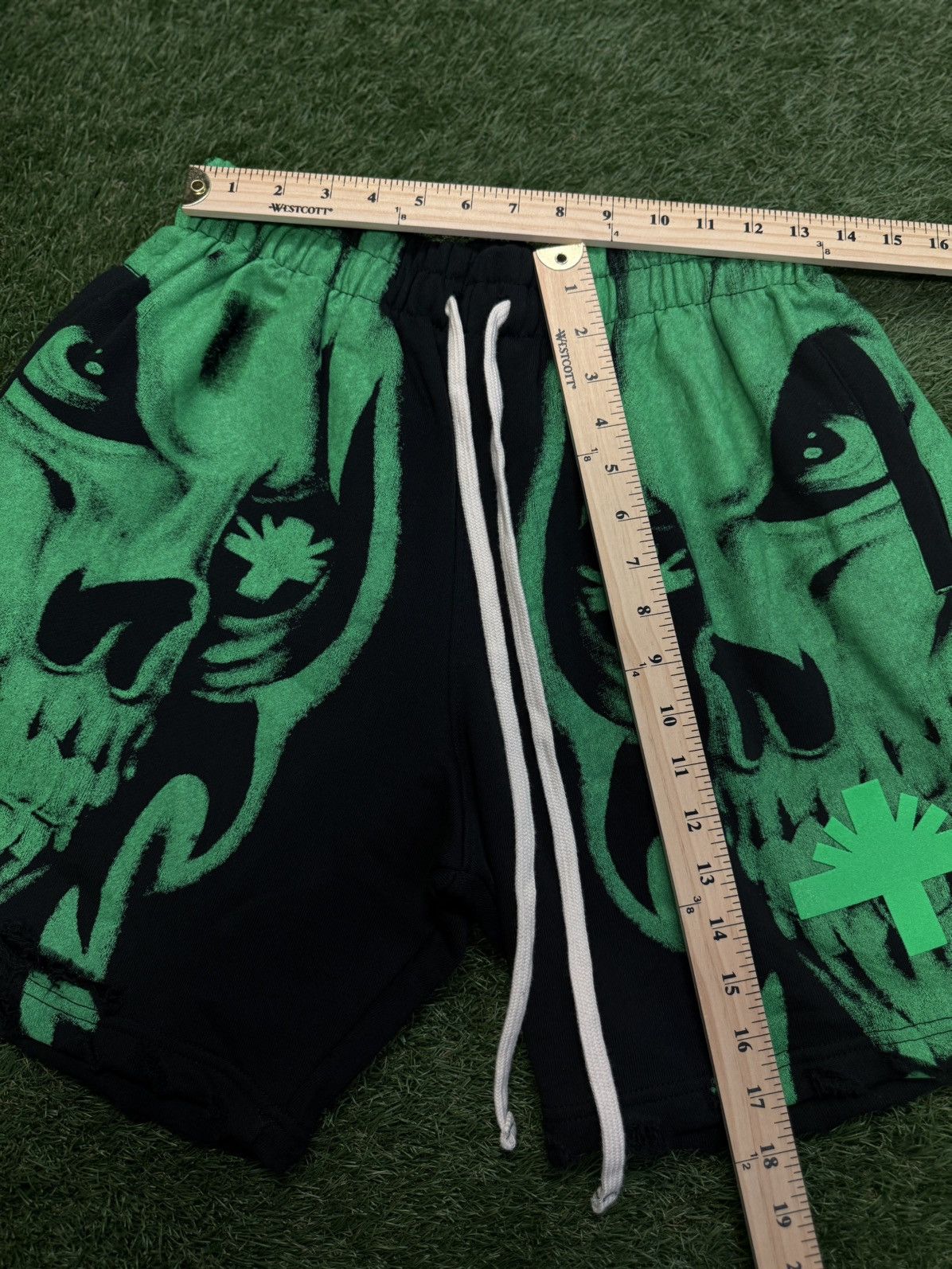 Vertabrae Vertabrae Skeleton Shorts Green Black Size L (NEW) Size US 29 - 10 Thumbnail