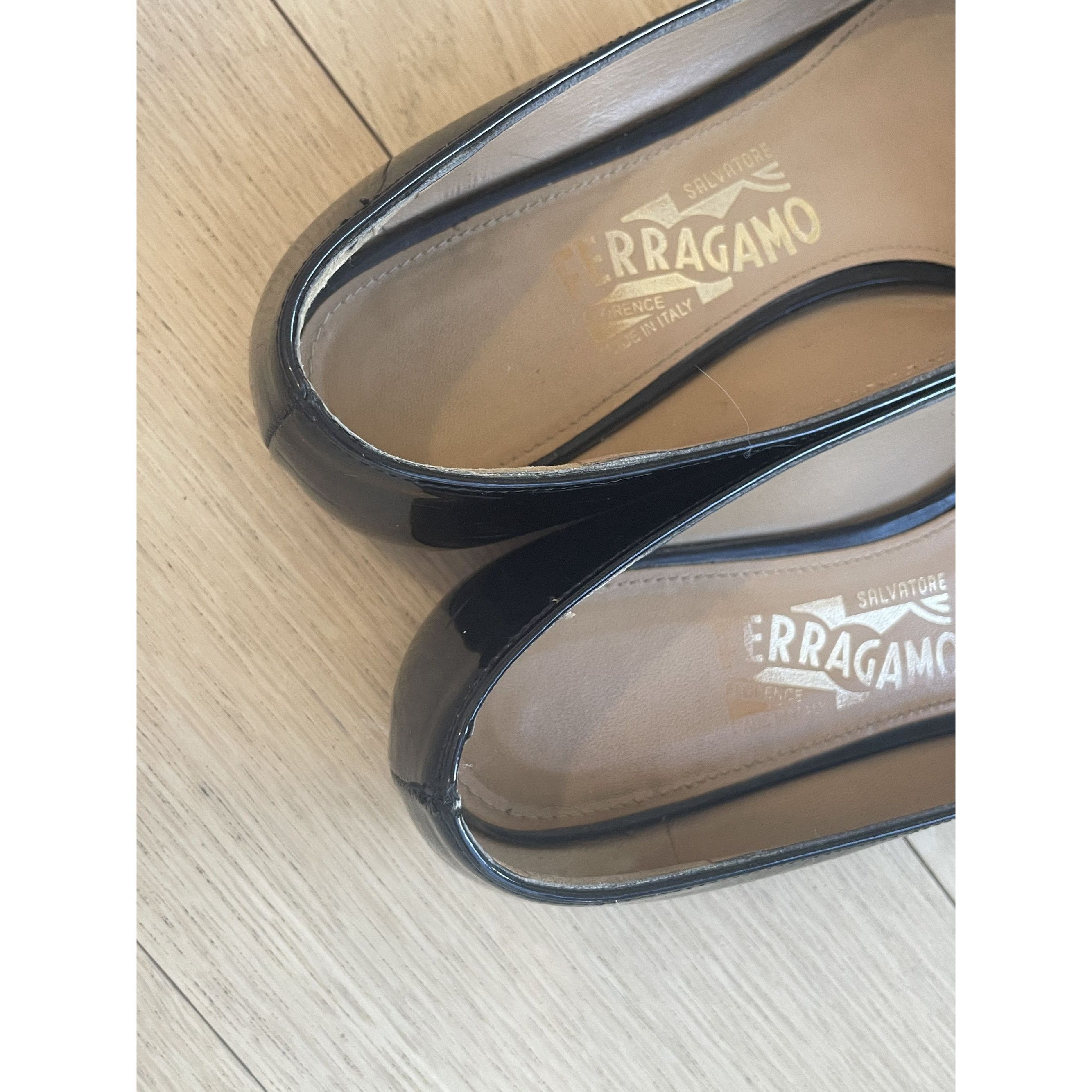 Salvatore Ferragamo Ferragamo Black Patent Leather Vara Bow Pumps Size 7.5 Size US 7 / IT 37 - 7 Thumbnail