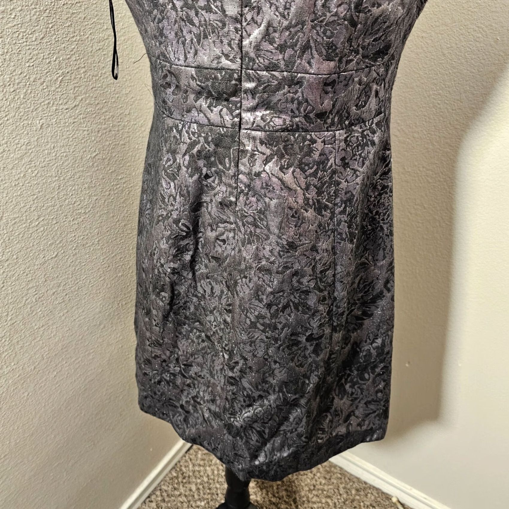 BB Dakota BB Dakota Women’s Sleeveless City Lines Shift Dress Size 8 Metallic Black Floral Lined Midi 100% Polyester Size M / US 6-8 / IT 42-44 - 6 Thumbnail