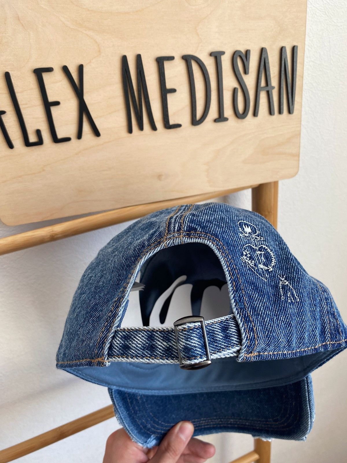 H&M × Jean-Michel Basquiat × Who Decides War WHO DECIDES WAR x BASQUIAT x H&M EMBROIDERED-MOTIF DENIM CAP Size ONE SIZE - 4 Thumbnail