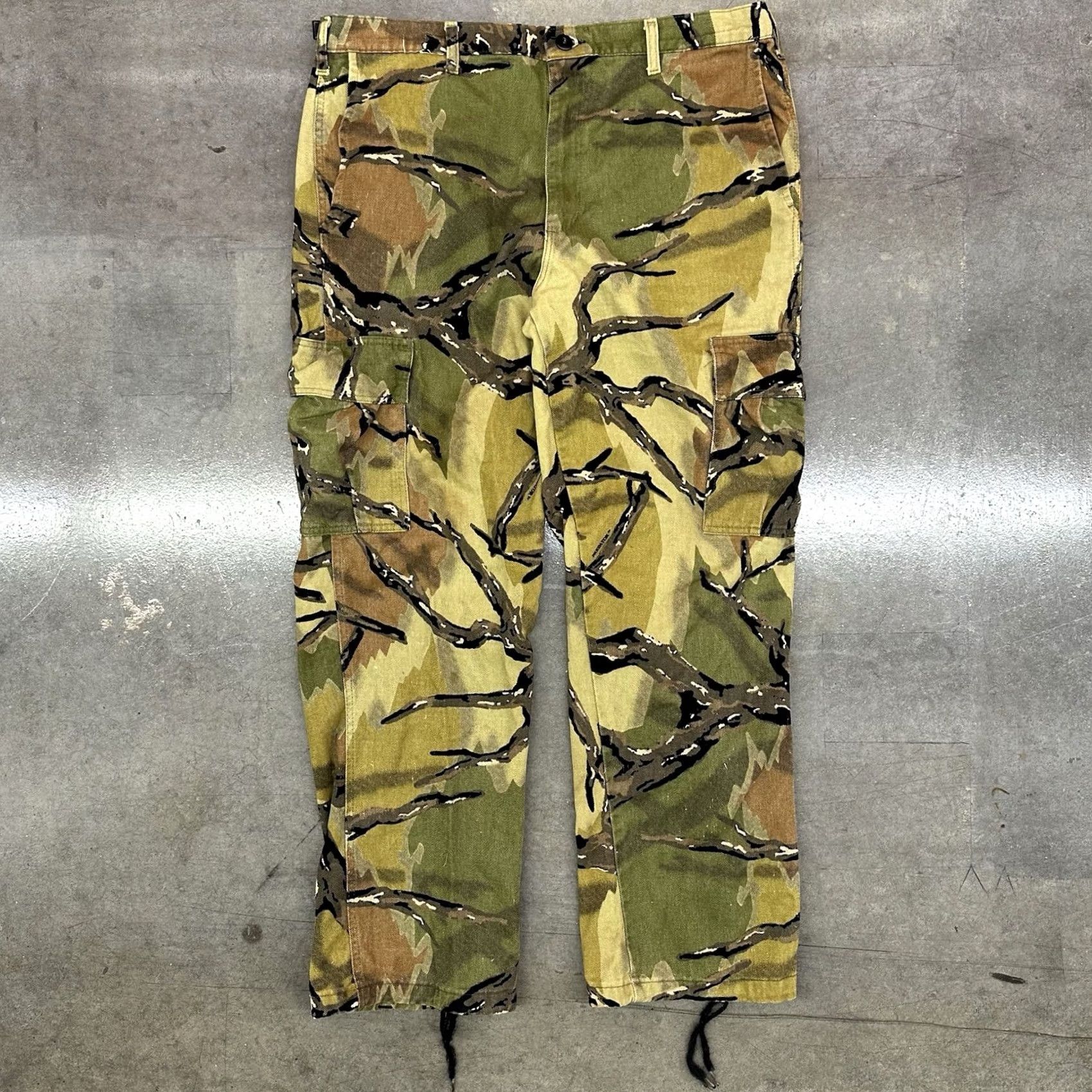 Vintage VINTAGE Predator Camo Cargo Pants Men's XL Regular Rise 13 in Inseam 31 in USA 90s Camouflage Workwear<|vq_ eius|> Size US 36 / EU 52 - 2 Thumbnail