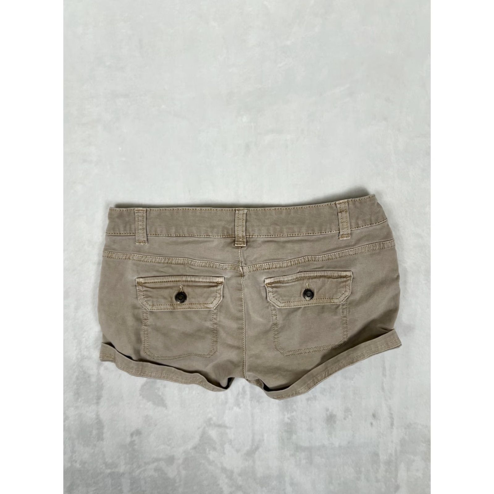 Mossimo VINTAGE Mossimo Supply Co. Shorts Juniors 00 Beige Mid-Rise Midi Chino Women Casual 98% Cotton 2% Spandex Twill Flat Front Button Pockets Back Size 24" / US 00 / IT 34 - 5 Thumbnail