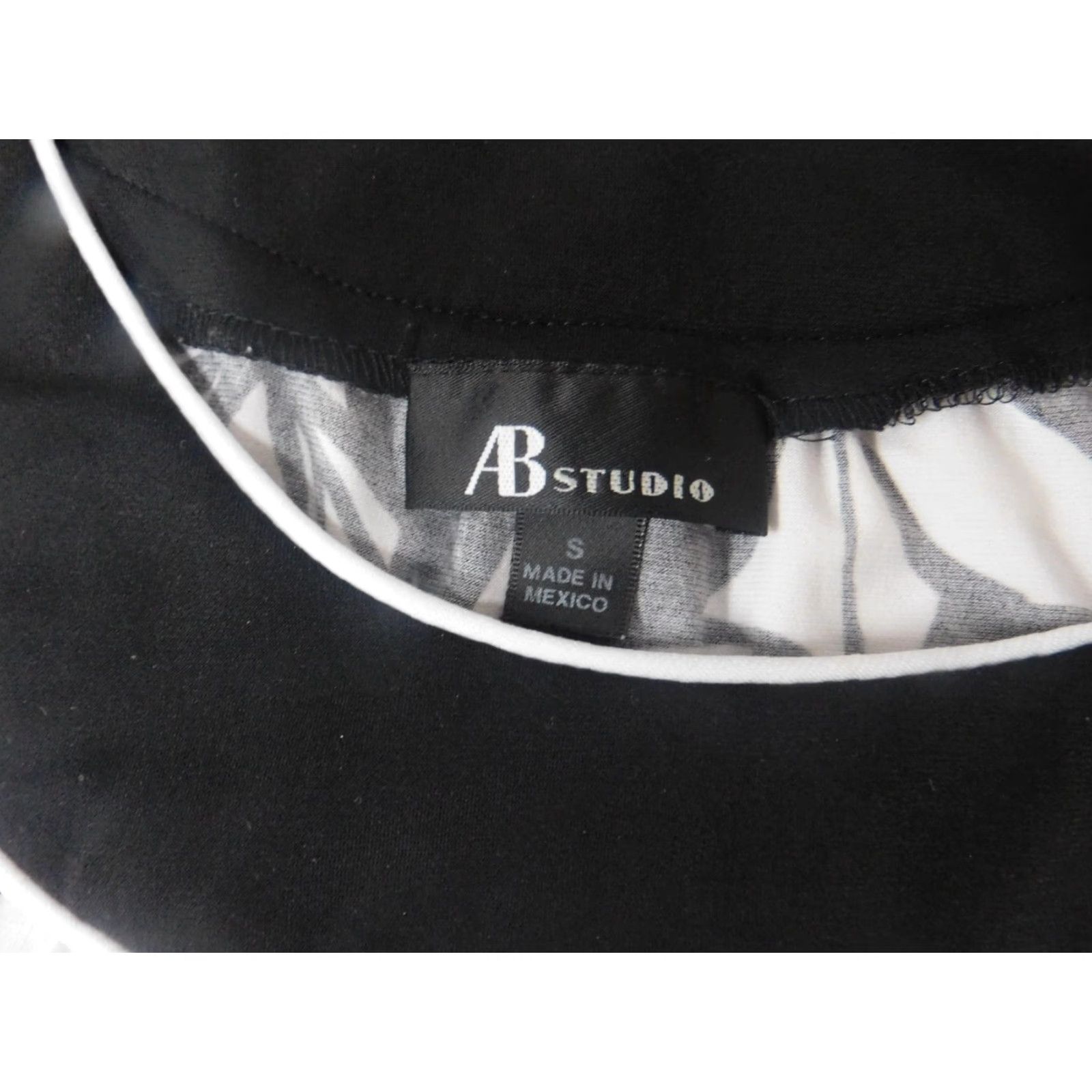 Vintage AB Studio Blouse Sleeveless Black Floral Knit Polyester Round Neck Pullover Regular Womens S Small Casual Eyelet Pleated Modern 2020s Style Girls? Size S / US 4 / IT 40 - 5 Thumbnail