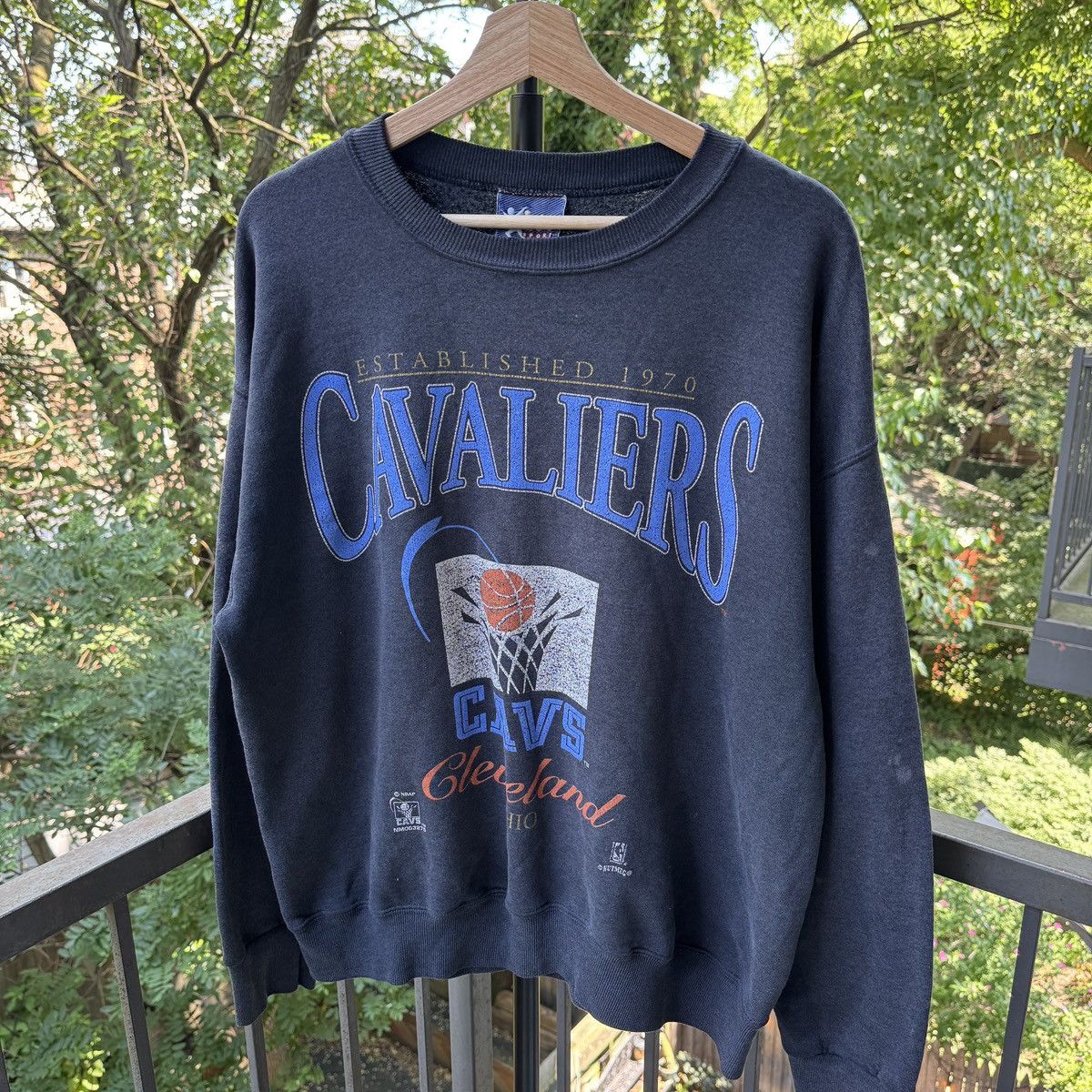 Vintage Thrashed Faded Distressed Cleveland Cavaliers Sweatshirt Size US L / EU 52-54 / 3 - 7 Thumbnail