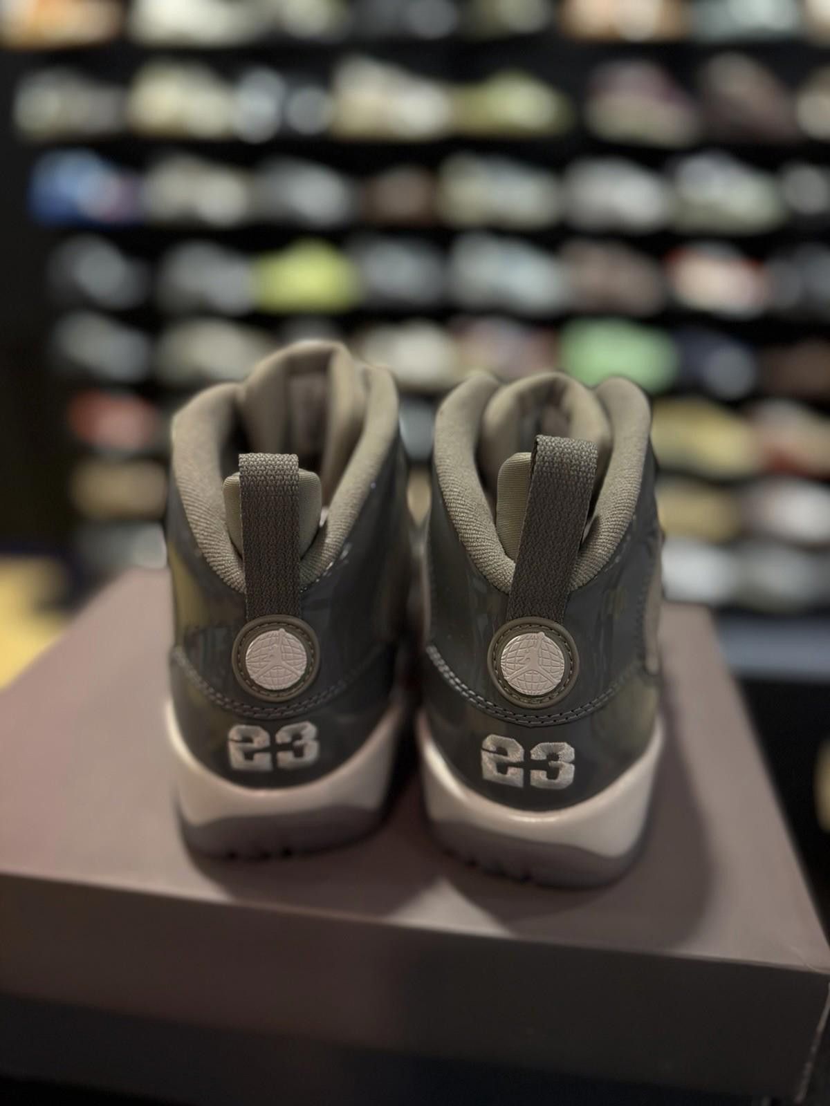 Jordan Brand Air Jordan 9 Retro (GS) Medium Grey/Cool Grey-White 7Y/8.5W Size US 7 / EU 40 - 11 Thumbnail