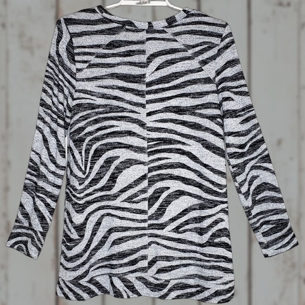 Vintage VINTAGE Chico’s Women's Tunic Top Zebra Gray Black Rayon Blend Long Sleeve Size 8/10 Round Neck Pullover Casual Blouse Feminine Womens Size M / US 6-8 / IT 42-44 - 1 Thumbnail