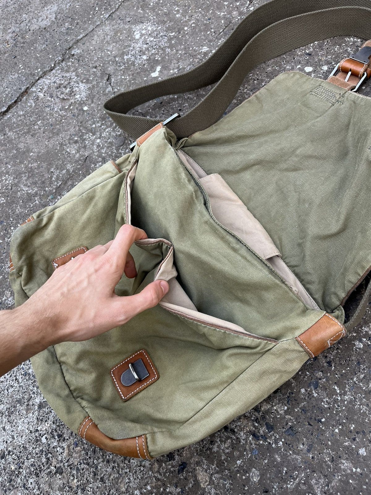 Japanese Brand Vintage Bree Waxed Canvas Japanese Style Crossbody Bag Size ONE SIZE - 7 Thumbnail