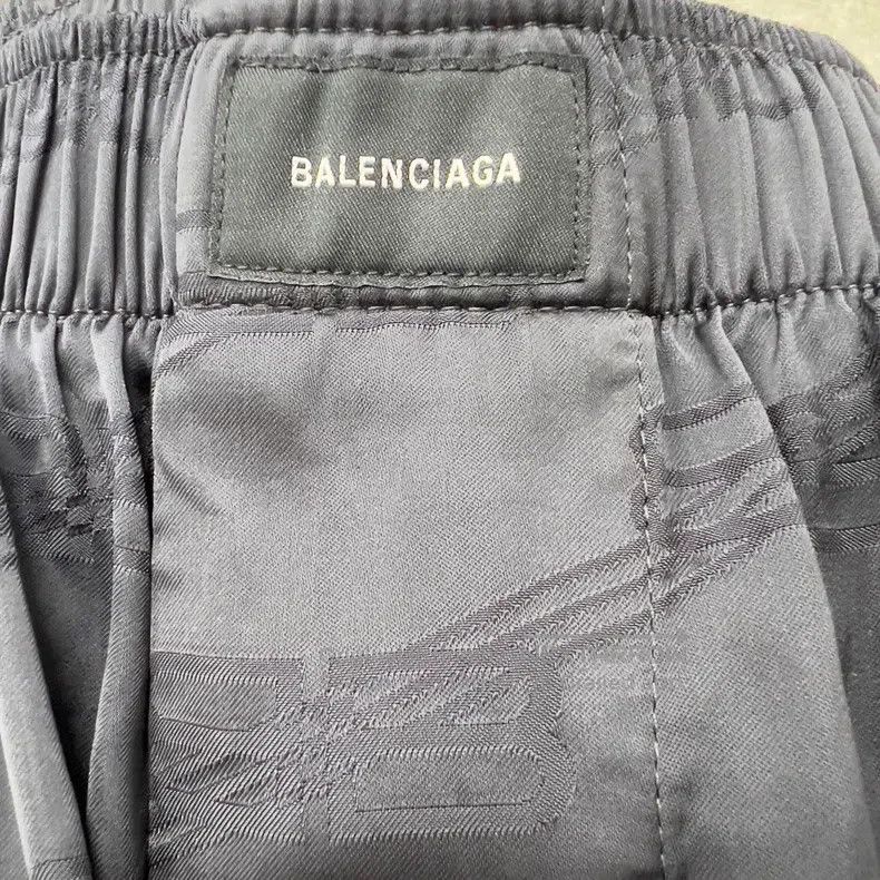 Balenciaga Balenciaga Pleated Slogan Printed Short Pants Size US 28 / EU 44 - 3 Thumbnail