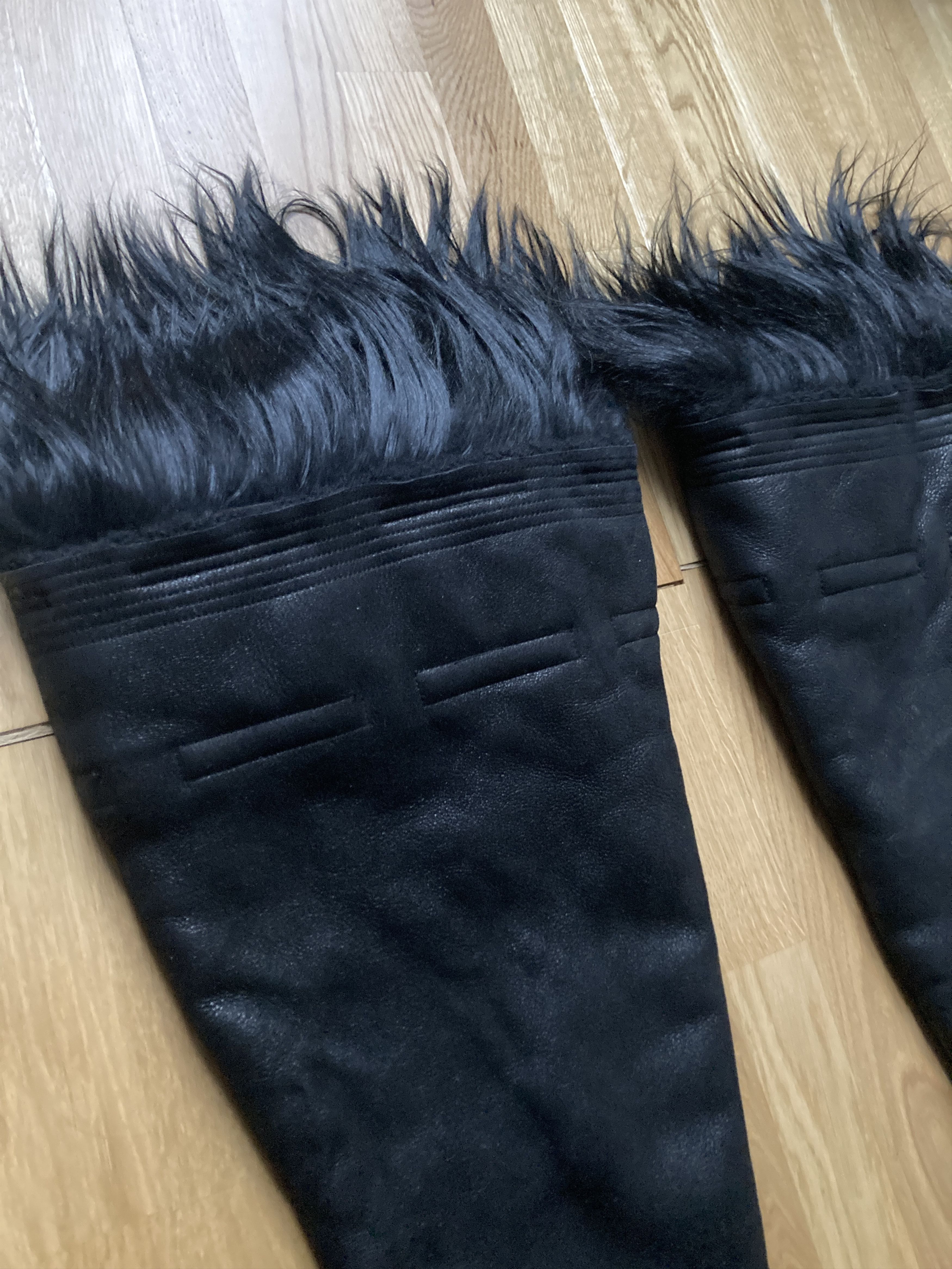 Rick Owens F/W 22 “STROBE” Shearling Leather Goat Hair Gauntlets Size ONE SIZE - 13 Thumbnail