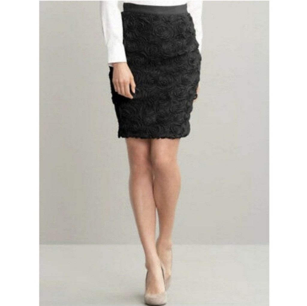 Banana Republic NWT Banana Republic Black Rosette Mini Pencil Skirt Size 26" / US 2 / IT 38 - 1 Thumbnail