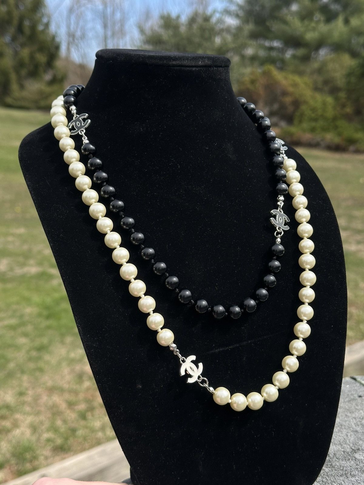 Chanel Chanel Black and White Enamel Pearl Strand Size ONE SIZE - 1 Thumbnail