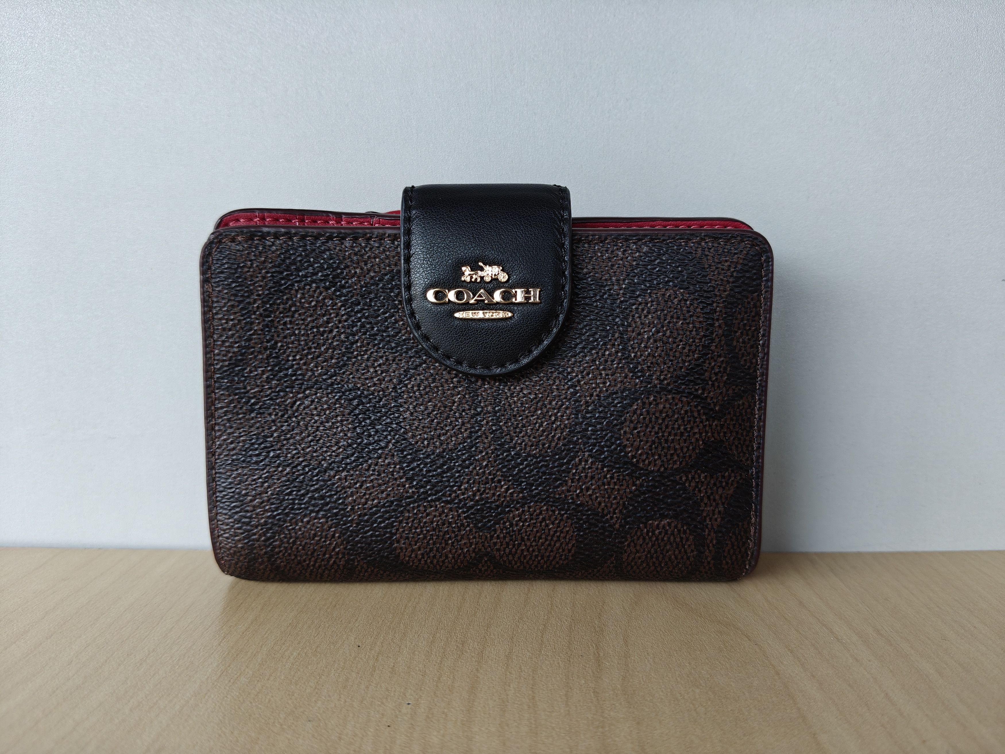 Coach Coach Medium Corner Zip Wallet Free Shipping T/1002 Size ONE SIZE - 1 Thumbnail