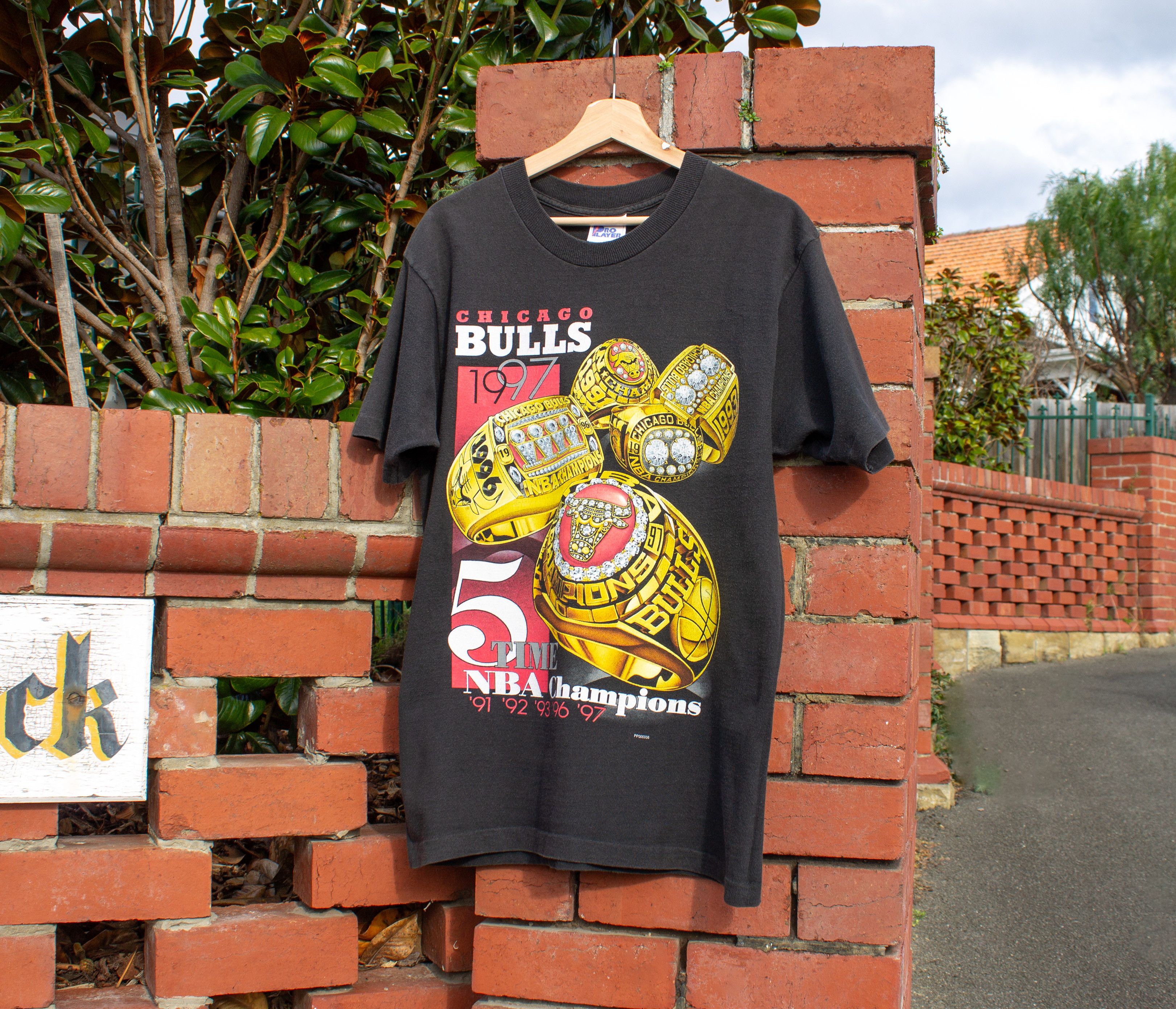 Pro Player RARE 1997 Chicago Bulls, 5 Time NBA Champions T-Shirt Size US M / EU 48-50 / 2 - 1 Thumbnail