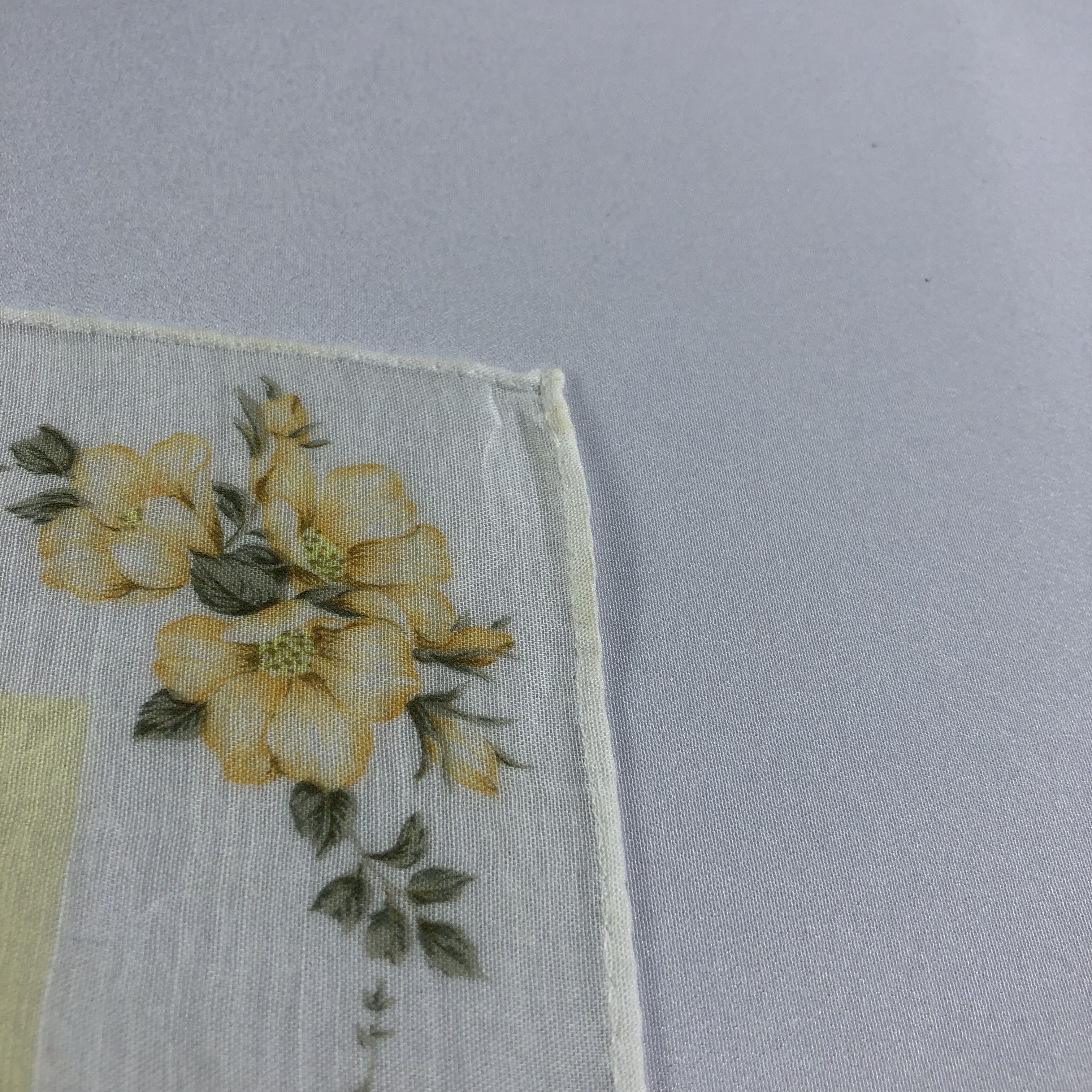 Vintage vAlEnTiNo GaraVANi Handkerchief Neckerchief Bandana H2028 Size ONE SIZE - 5 Thumbnail