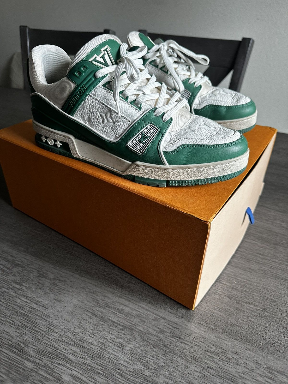 エレガントな足元◆送料込【LOUIS VUITTON】sneakers LV Trainer Louis Vuitton Men's Trainer Sneaker Lace-Up Olive with Logo