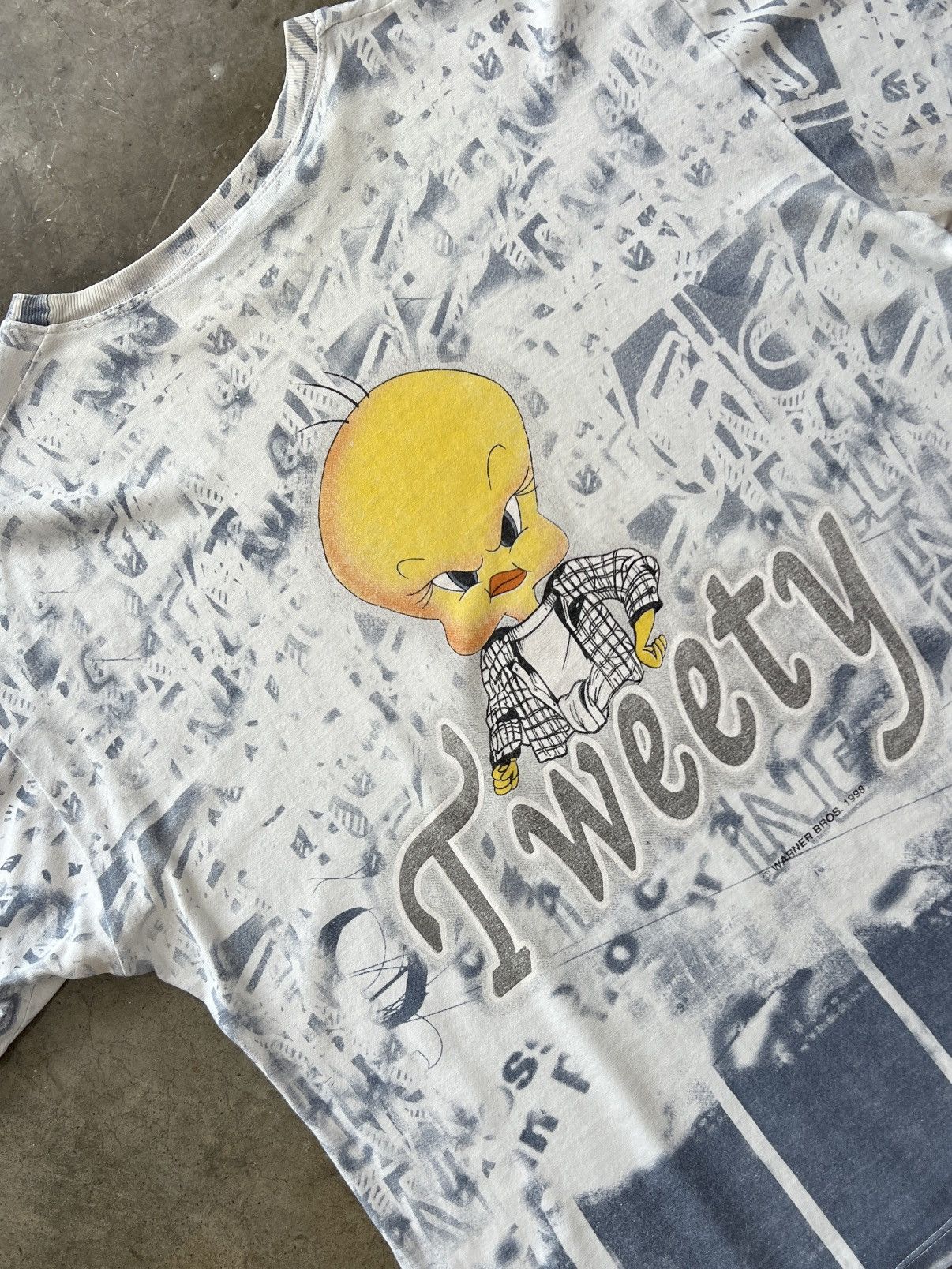 Vintage × Warner Bros Vintage 1998 Looney Tunes Tweety Bird Hammer AOP Tee Size US XL / EU 56 / 4 - 4 Thumbnail