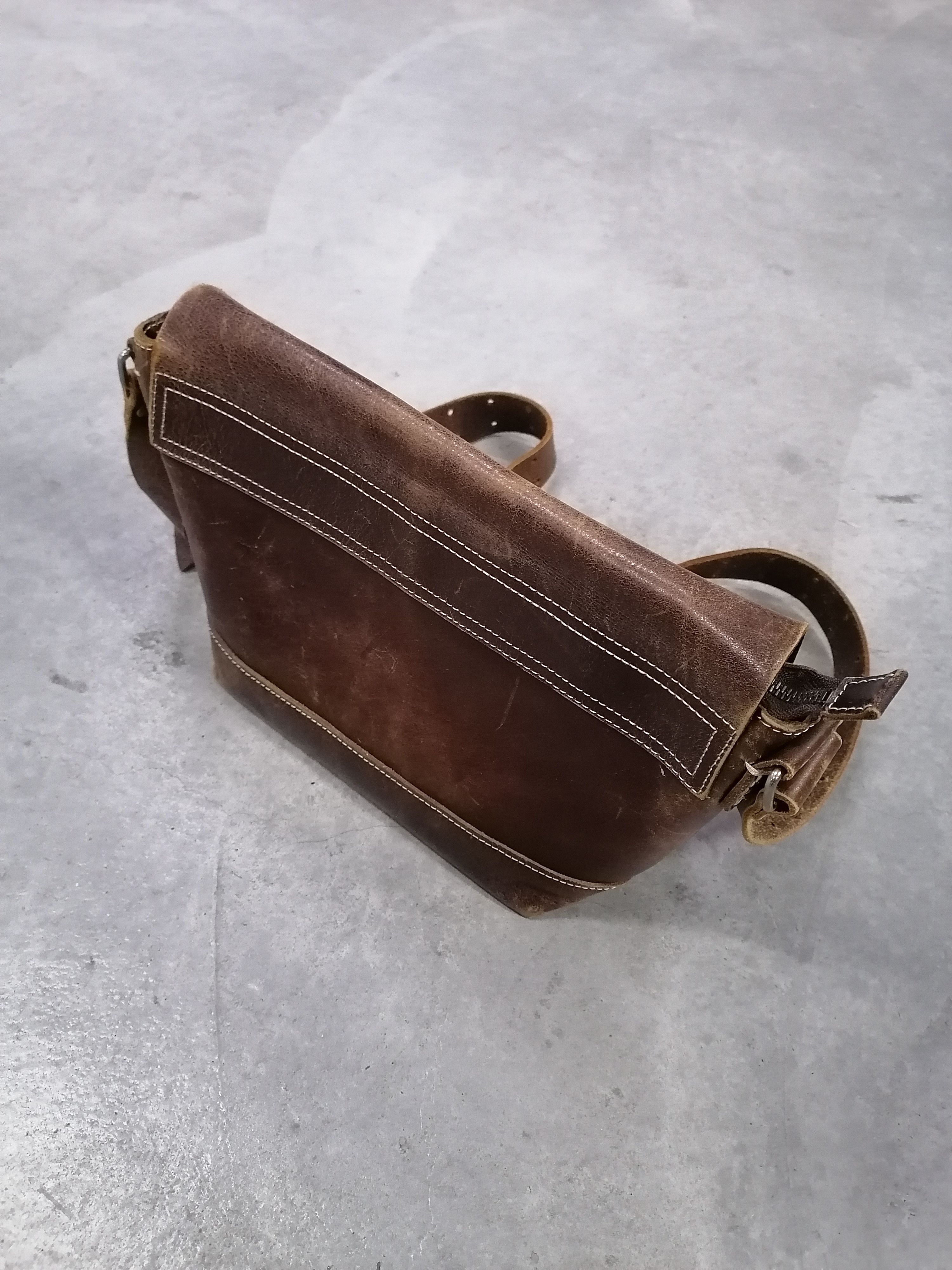 Japanese Brand H 1203 Mano Fece Japan Patina Leather Sling / Crossbody Bag Size ONE SIZE - 6 Thumbnail