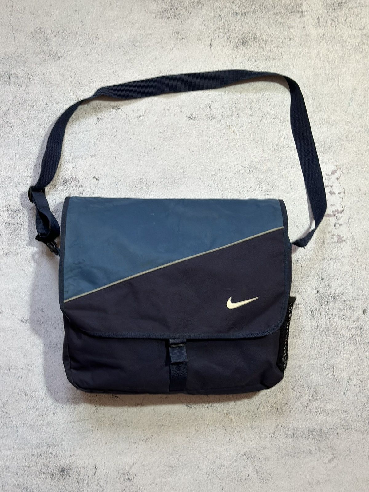 Japanese Brand × Nike Nike vintage Y2K bag messenger Size ONE SIZE - 1 Thumbnail