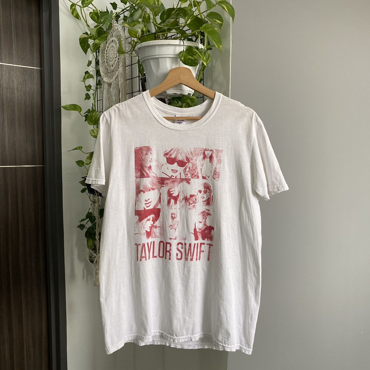 Band Tees Vintage Y2K Taylor Swift Red American Singer ERD GRAIL TEE Size US M / EU 48-50 / 2 - 1 Thumbnail