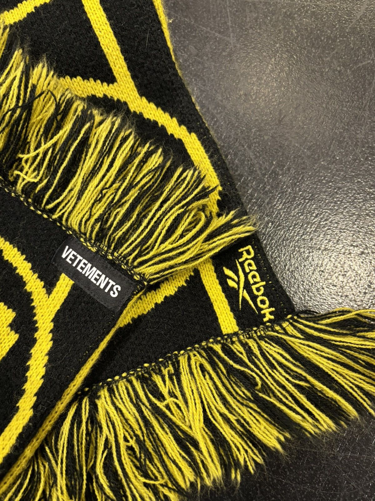 Reebok × Vetements Reebok X Vetements Hugs.com Knit Scarf Size ONE SIZE - 2 Thumbnail