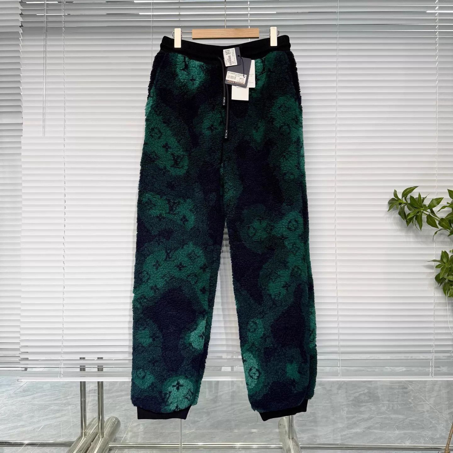 Louis Vuitton Green Patterned Sweatpants with Elastic Waist Size US 34 / EU 50 - 1 Thumbnail