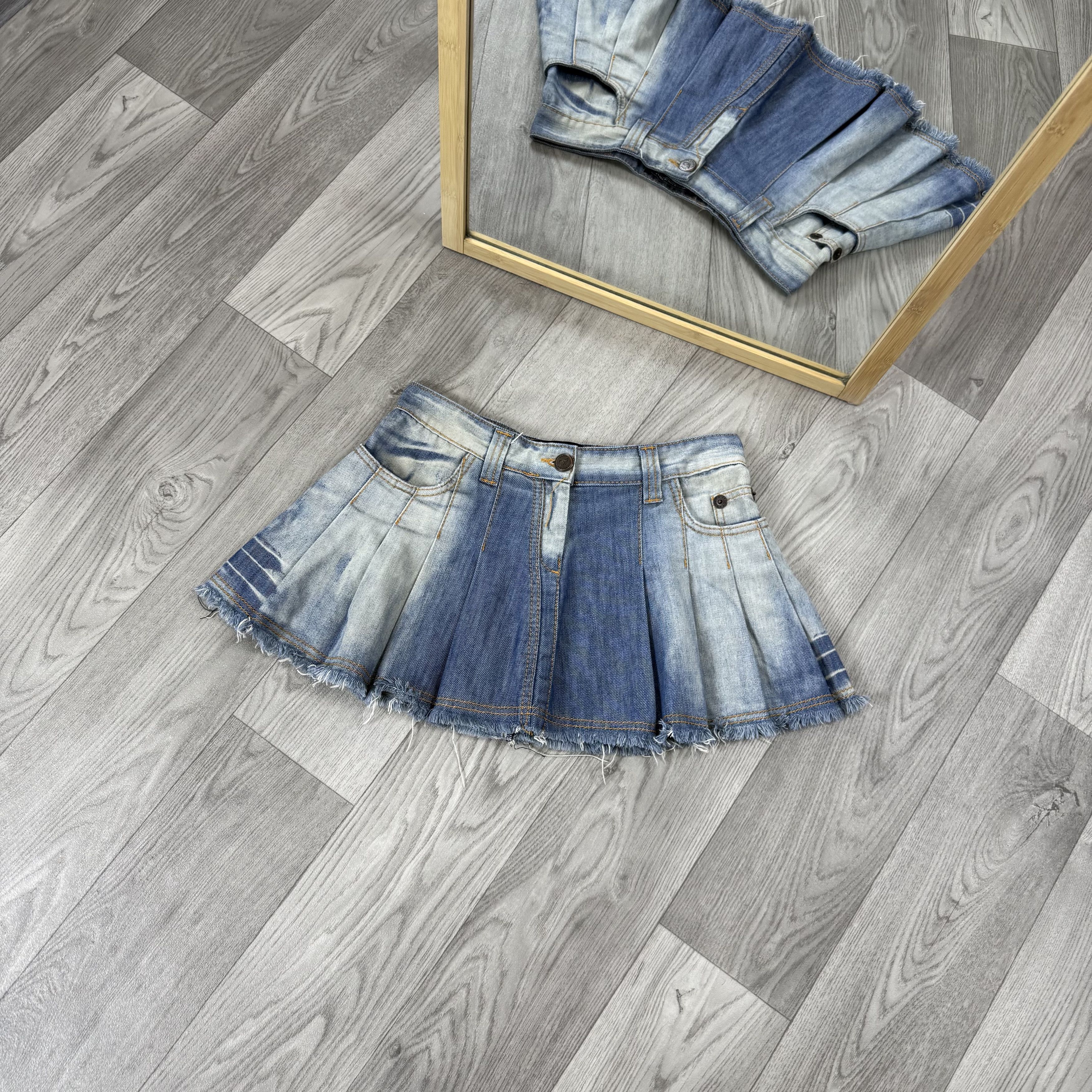 Vintage Vintage VSCT Jeans Y2K Pleated Denim Mini Skirt Size 26" / US 2 / IT 38 - 2 Thumbnail