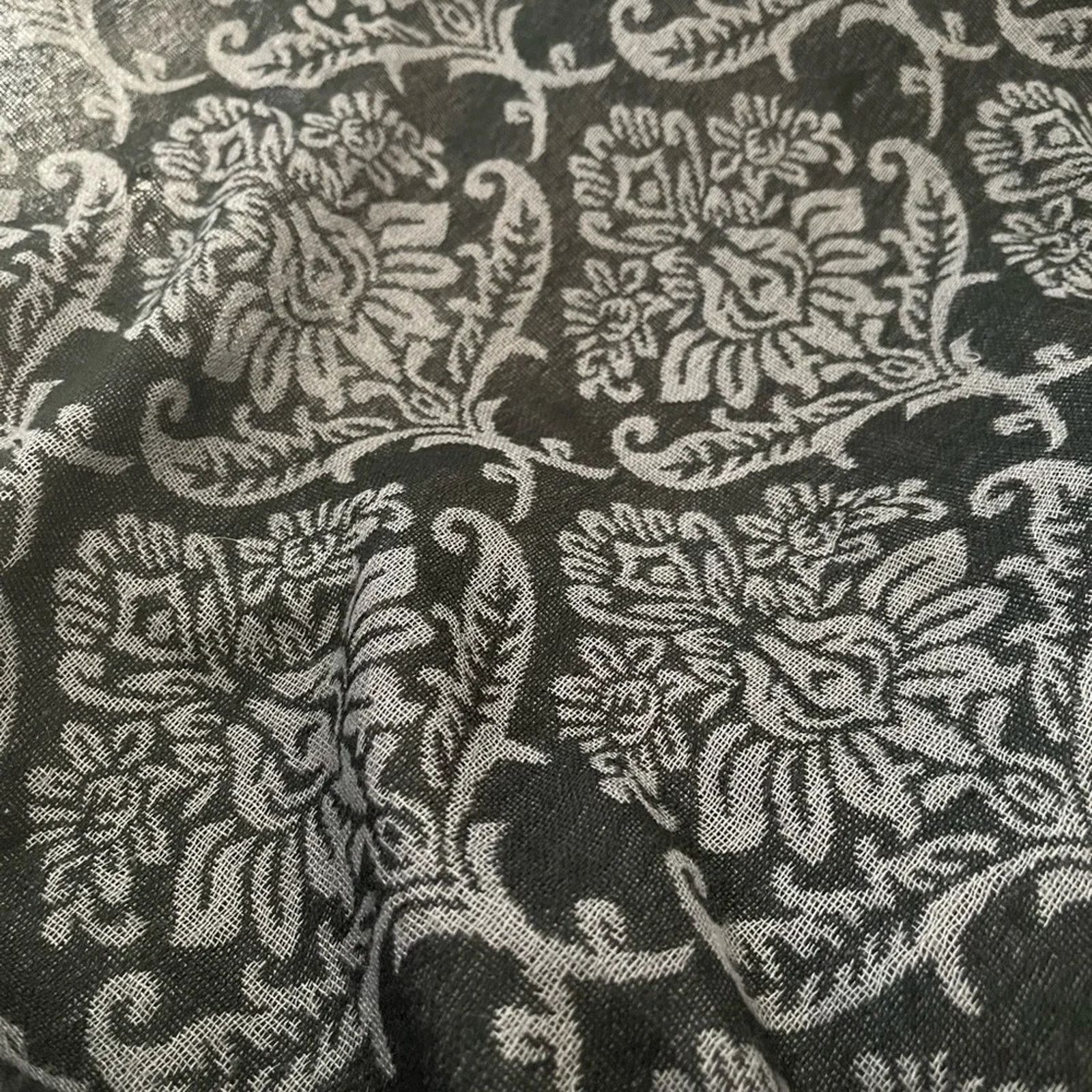 The Unbranded Brand Large unbranded scarf, 26” x 36” Size ONE SIZE - 2 Thumbnail
