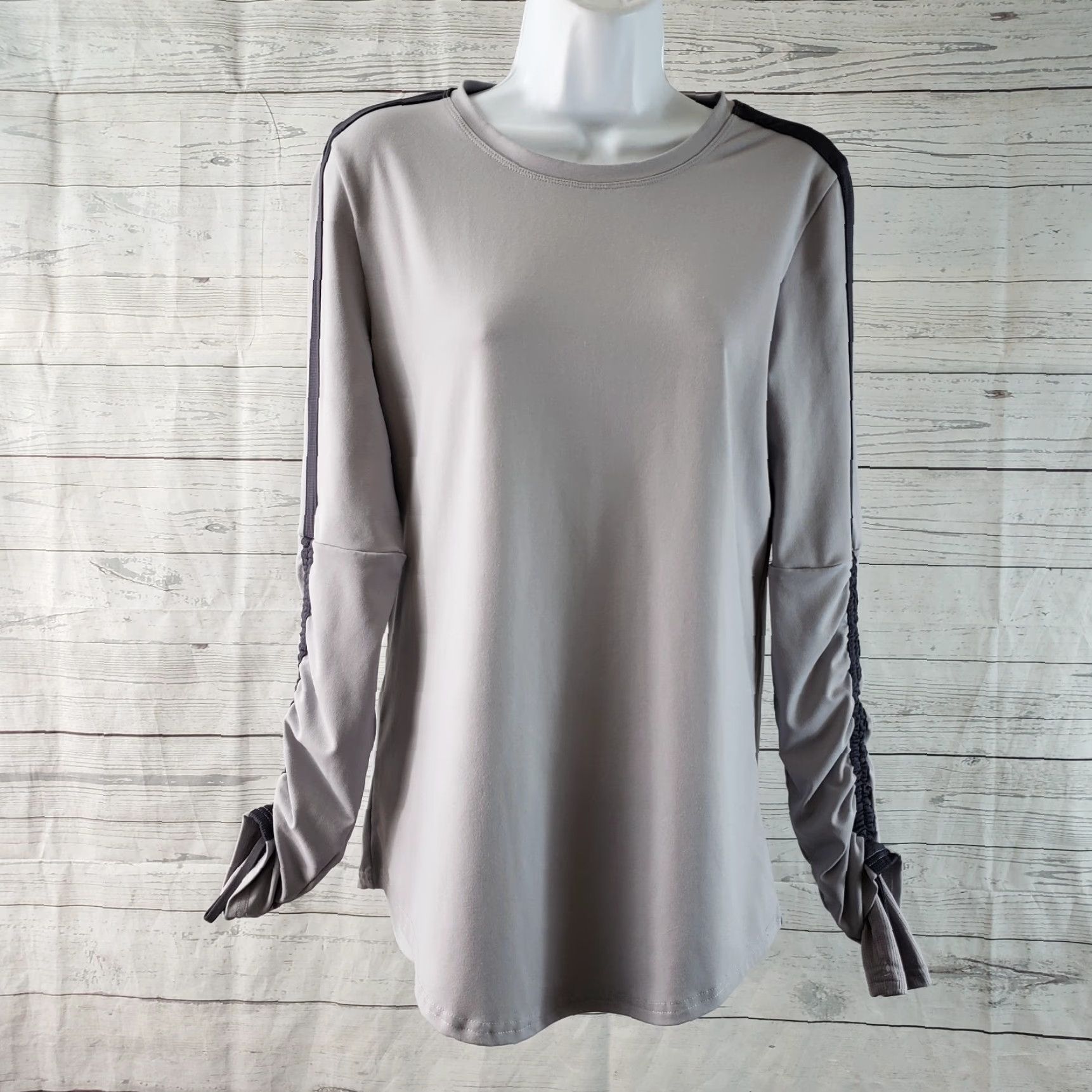 Fabletics Fabletics Womens Top Sz Medium Gray Black Ruched Long Sleeves Size M / US 6-8 / IT 42-44 - 2 Thumbnail