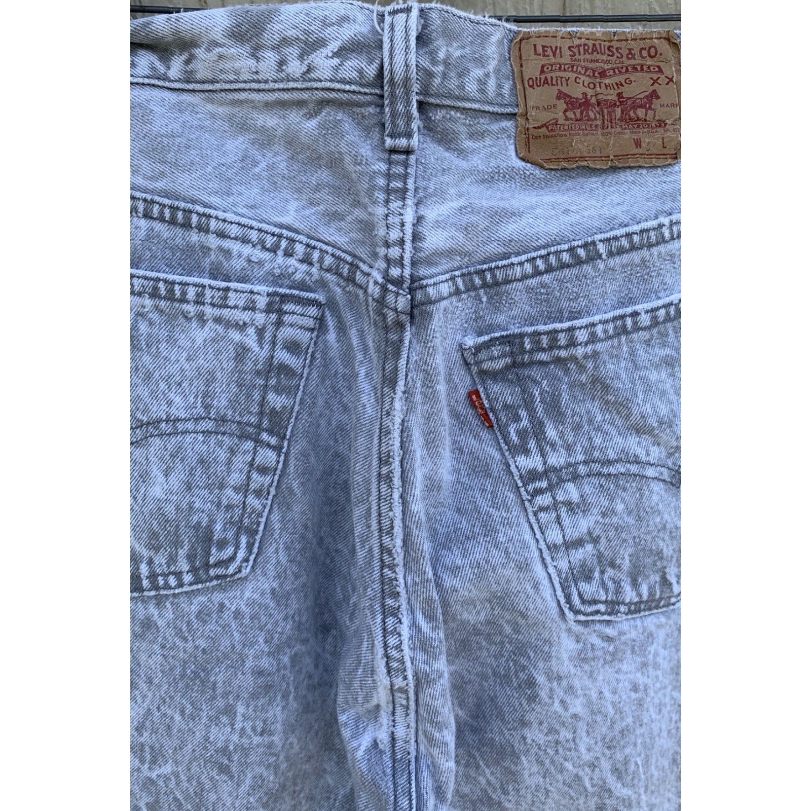 Vintage VINTAGE Levi’s Button Fly 501 Jeans Gray Acid Wash 32 30 31.5 in Waist Denim USA 1980s Mens Womens Boys Girls Size US 30 / EU 46 - 4 Thumbnail