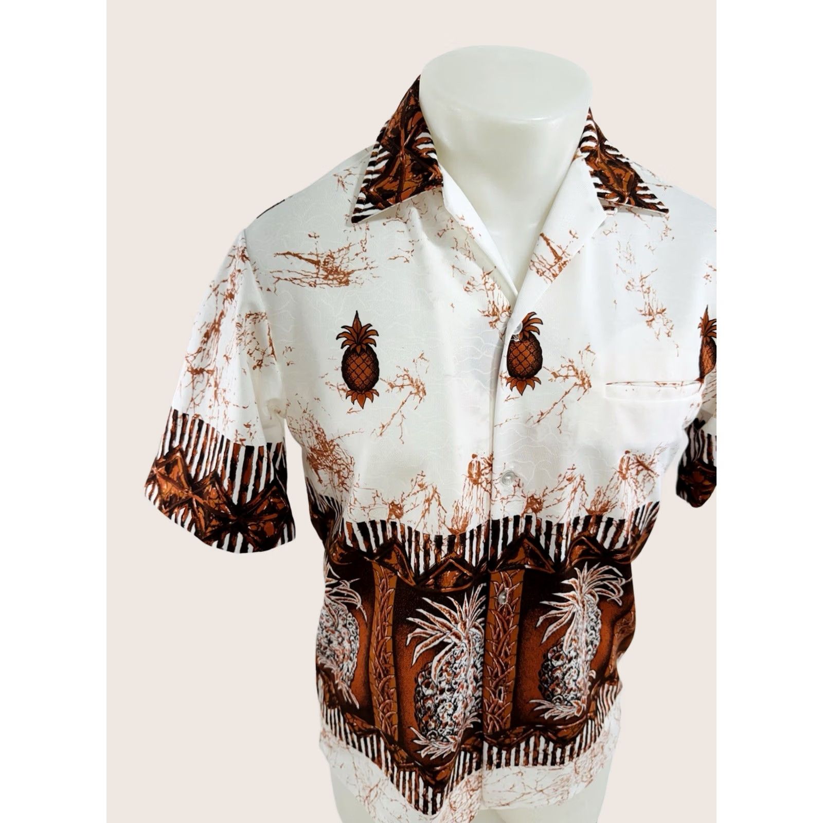 Vintage MALIHINI Shirt Hawaiian Aloha Pineapple Vintage 60s Mens S White Short Sleeve Button-Up EXCELLENT Mens Size US S / EU 44-46 / 1 - 1 Thumbnail
