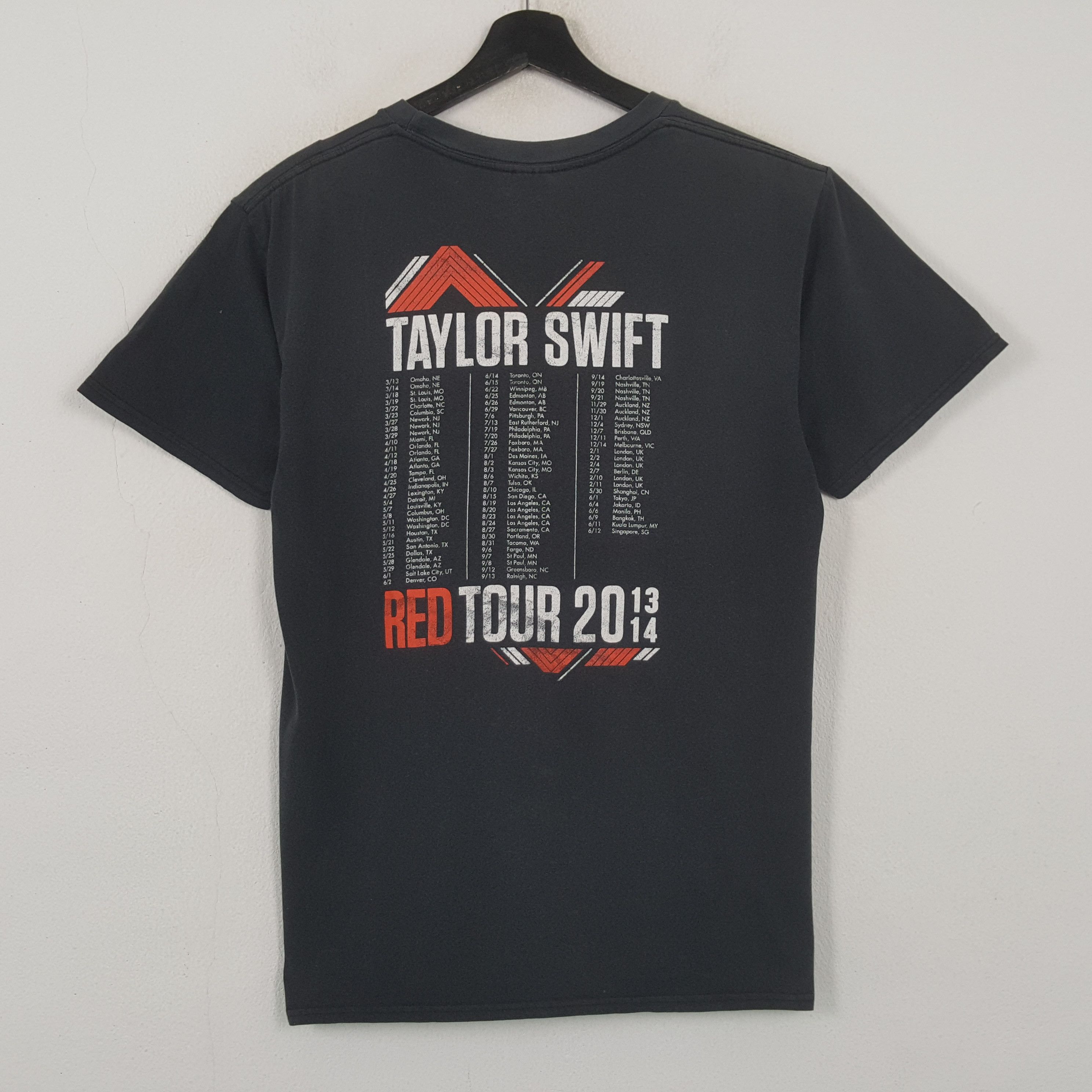 Band Tees Taylor Swift Singer Music Red Tour Tshirt RR7 Size US M / EU 48-50 / 2 - 3 Thumbnail