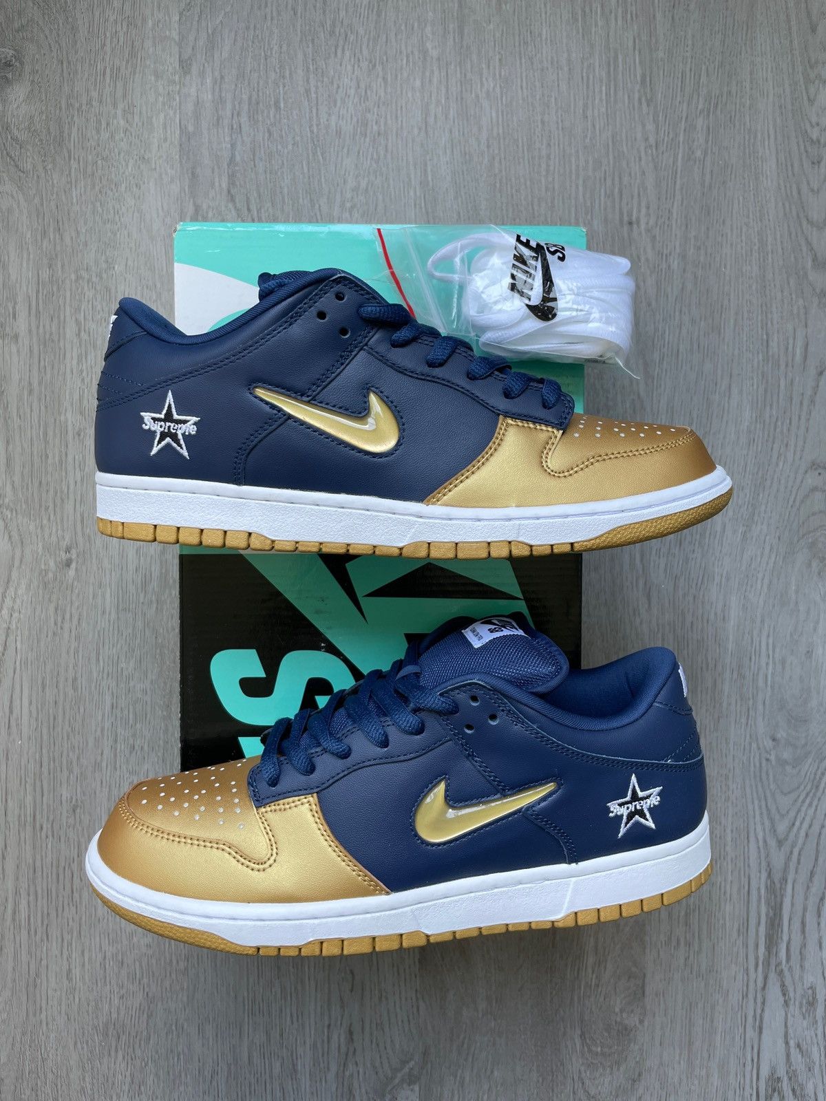 Nike sb dunk orders low supreme jewel swoosh gold