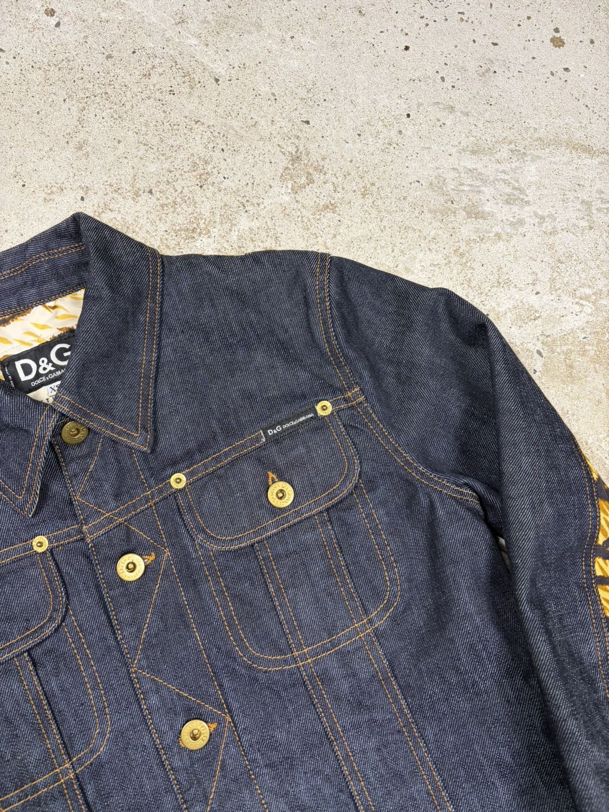 Dolce & Gabbana 2000s Dolce & Gabbana Hybrid Denim & Tiger Print Jacket Size XS / US 0-2 / IT 36-38 - 7 Thumbnail