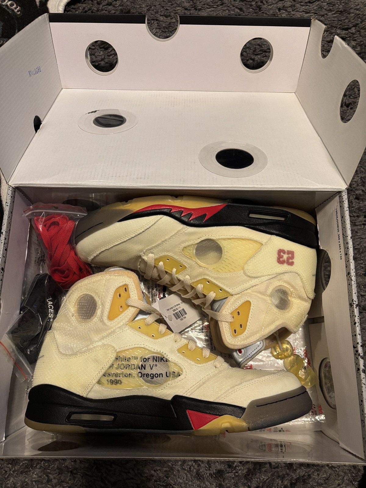 Jordan Brand × Off-White Size 11 Off White "Sail" Retro 5s Size US 11 / EU 44 - 1 Thumbnail