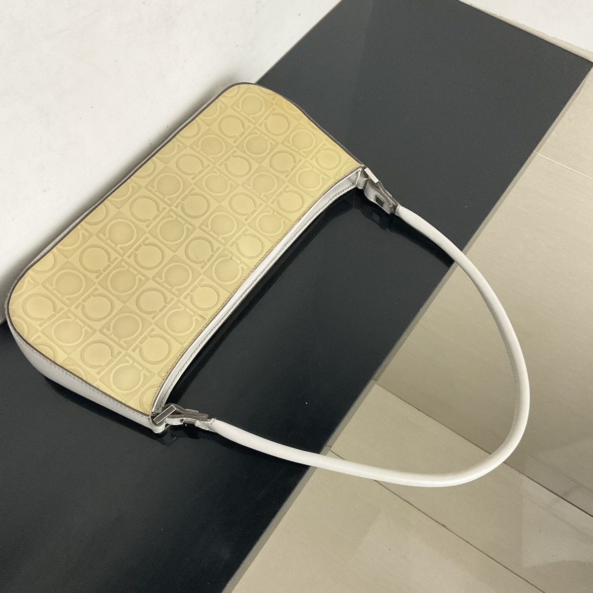 Salvatore Ferragamo Salvatore Ferragamo White Gancini Leather Shoulder Bag Size ONE SIZE - 7 Thumbnail