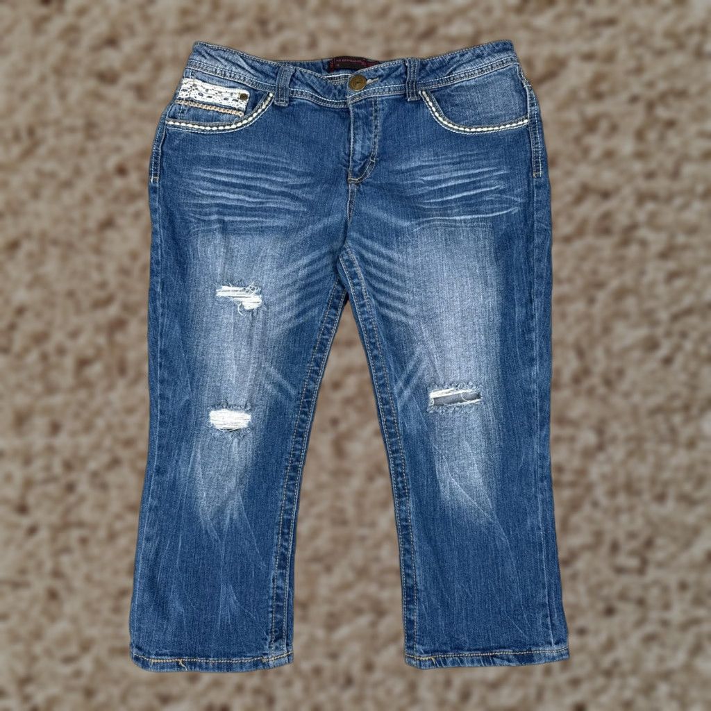 Vintage No Boundaries Jeans Capri Juniors 15 Blue Denim Low Rise 20in Inseam 30x20 Embroidered Distressed 5-Pocket Denim Cotton Blend Womens Jeans Size 36" / US 14 / IT 50 - 1 Thumbnail