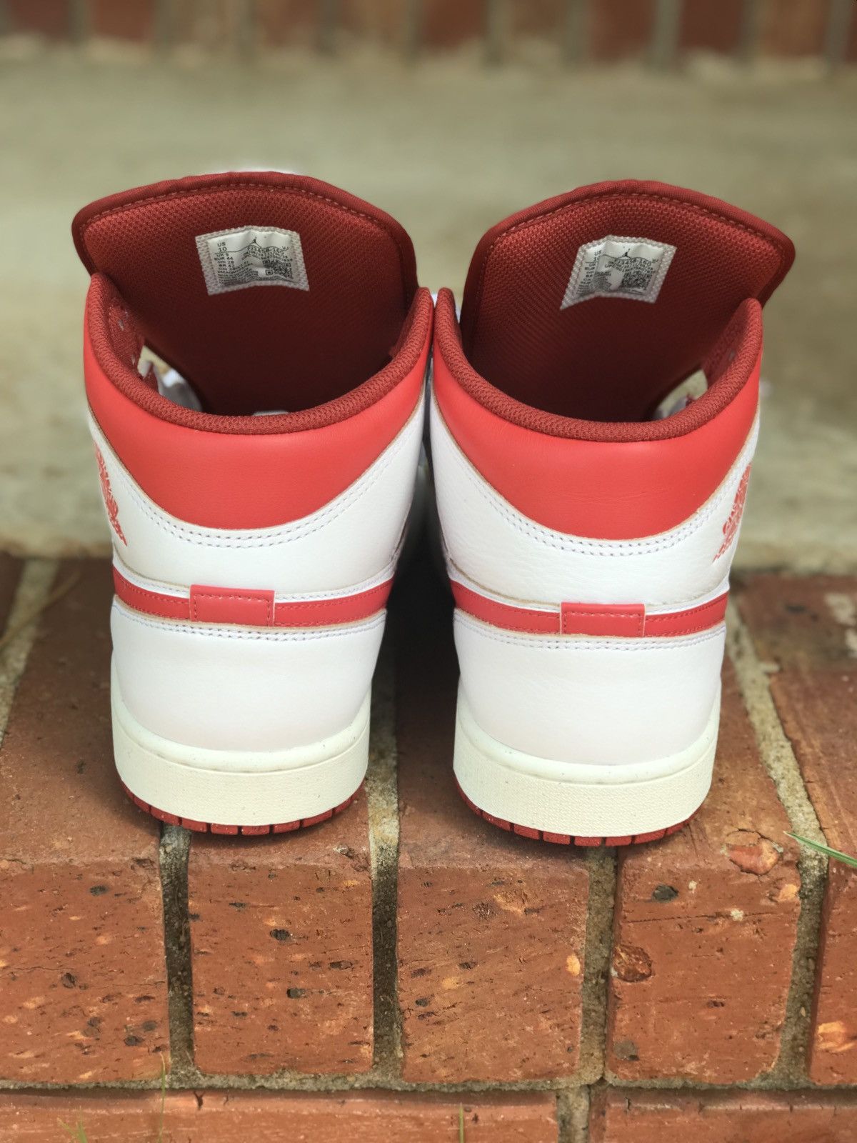 Jordan Brand Air Jordan 1 SE Mid White Dune Red Size 10 NWOB Size US 10 / EU 43 - 4 Thumbnail