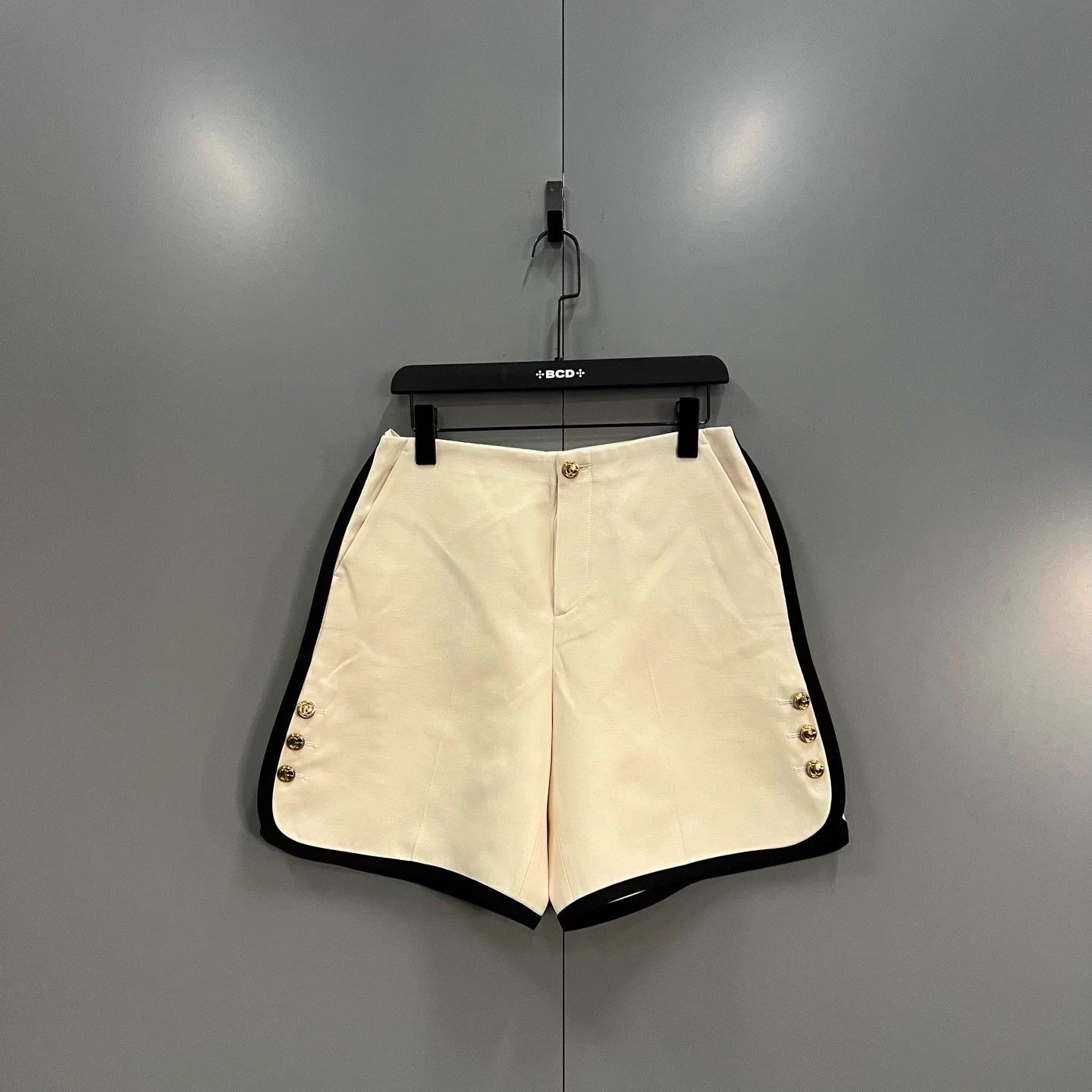 Gucci Gucci tailored short gold buckle 40 95 New Size 27" / US 4 / IT 40 - 1 Thumbnail