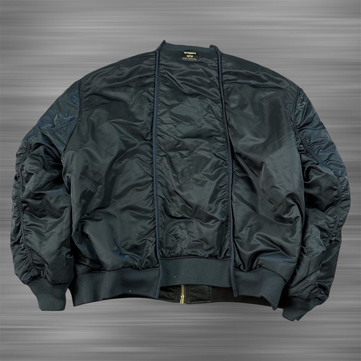 Alpha Industries × Vetements VETEMENTS x Alpha Industries Reversible Bomber Jacket Size US S / EU 44-46 / 1 - 8 Thumbnail