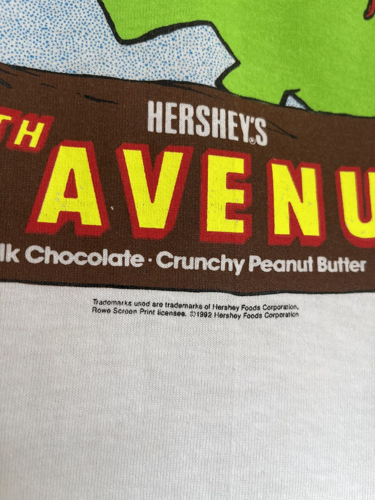 Vintage Vintage 1992 Hershey’s 5th Avenue Chocolate T-Shirt Size US L / EU 52-54 / 3 - 4 Thumbnail
