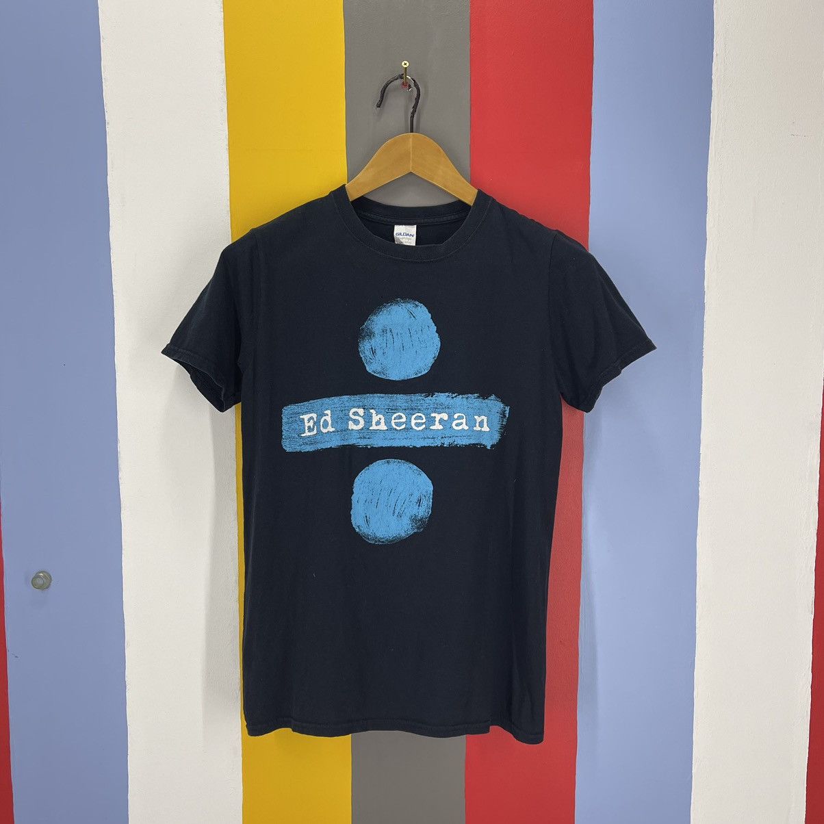 Gildan ED SHEERAN Divide Tour Crew Neck T Shirt #1757/07 Size US S / EU 44-46 / 1 - 1 Thumbnail