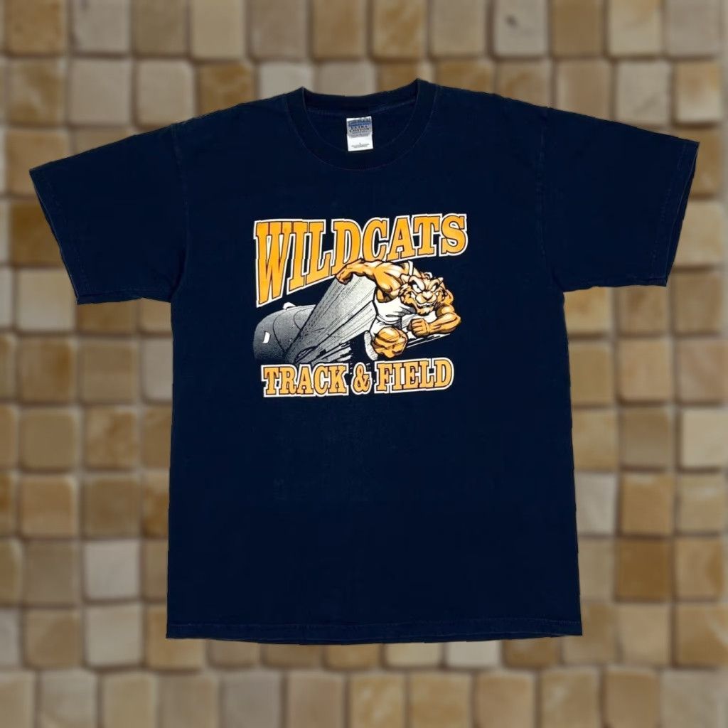 Gildan VINTAGE NCAA Wildcats Track & Field Graphic T-Shirt Large Mens Blue 00s Sports Shirt Size US L / EU 52-54 / 3 - 1 Thumbnail