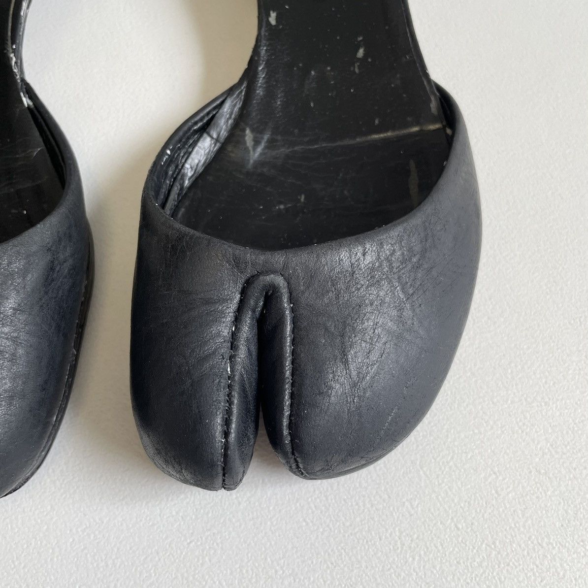 Maison Margiela 1990s Black Painted Mule Tabi Shoes Size US 8 / IT 38 - 12 Thumbnail