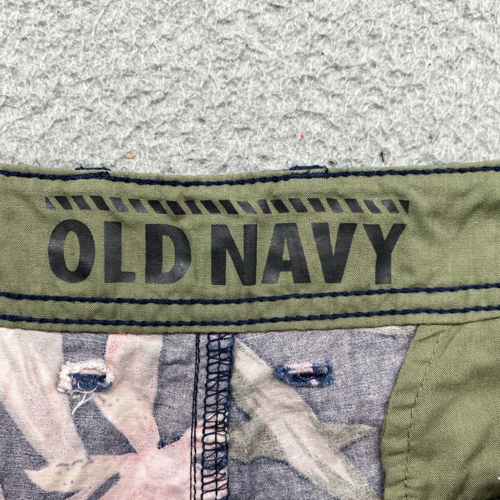 Old Navy Old Navy Mens Palm Leaf Floral Hawaiian Cotton Shorts Size 38 in Multicolor - Regular Chino Cotton Mens Hawaiian Shorts Size US 38 / EU 54 - 4 Thumbnail