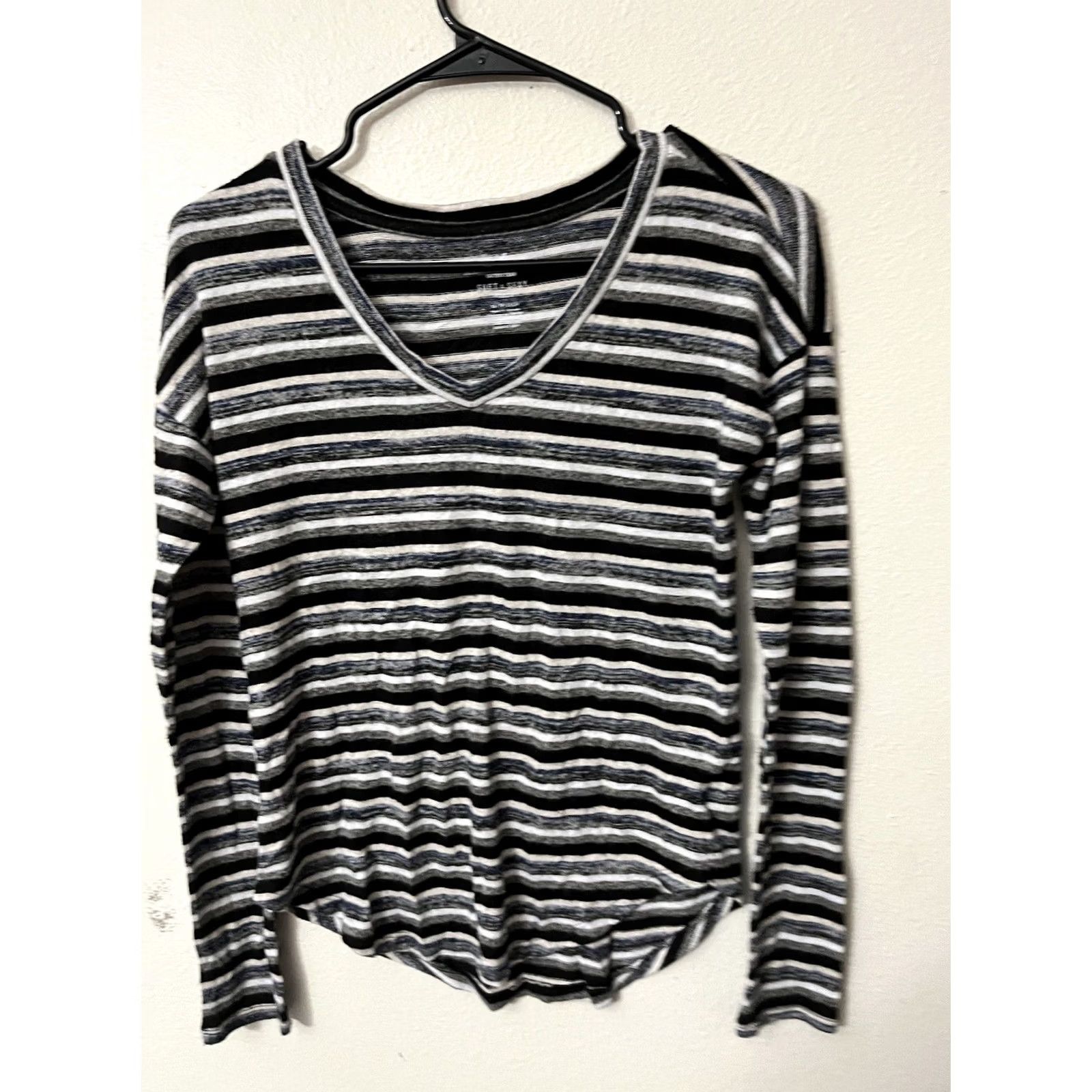American Eagle Outfitters American Eagle Outfitters Womens XS Long Sleeve V-Neck Shirt Multicolor Pattern Bohemian Classic College Preppy Size XS / US 0-2 / IT 36-38 - 2 Thumbnail
