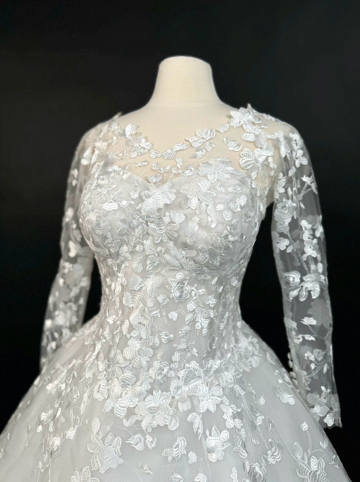 Other Preloved US 16-18 Anna Augusta Embroidered Lace Bridal Gown Size XXL / US 16-18 / IT 52-54 - 4 Thumbnail